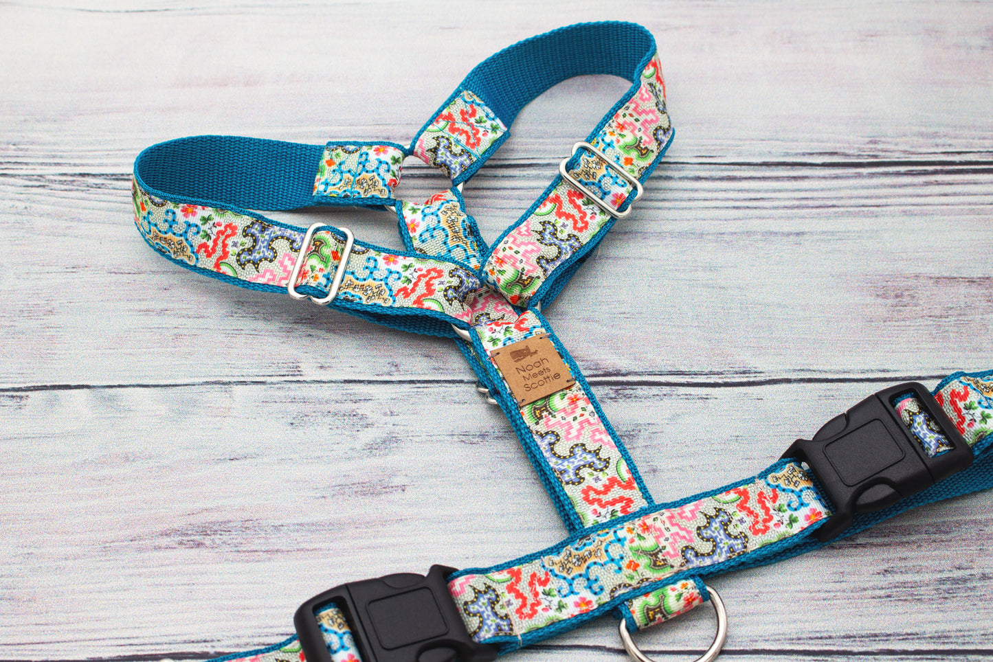 Farbenfrohes Hundegeschirr MOROCCAN MAZE in Blau-Pink-Grün mit orientalischem Design von Noah meets Scottie