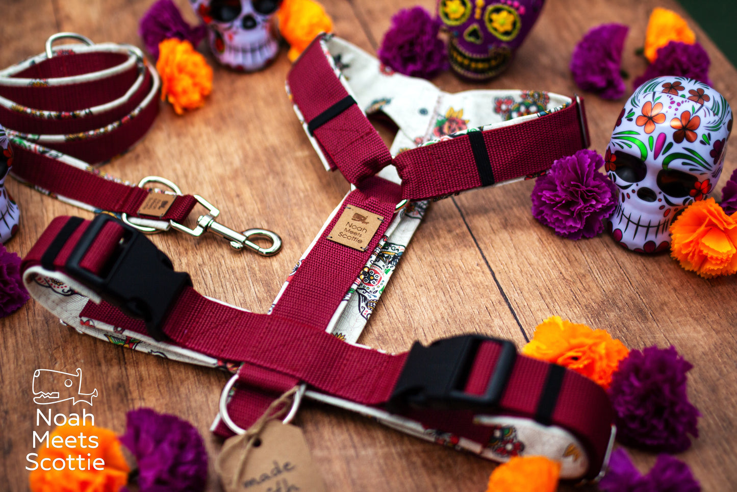 Halloween Hundegeschirr Muertita Bonita mit passender Hundeleine im gleichen Design.