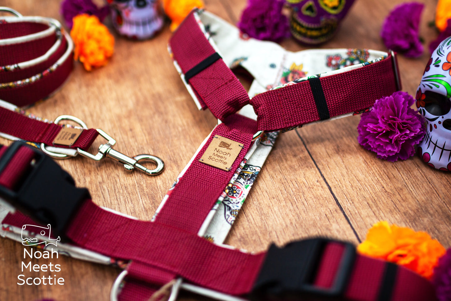Halloween Hundegeschirr Muertita Bonita mit Sugar-Skull-Motiv im Día de Muertos Stil, bordeauxrotem Gurtband und cremefarbener Kunstlederpolsterung.