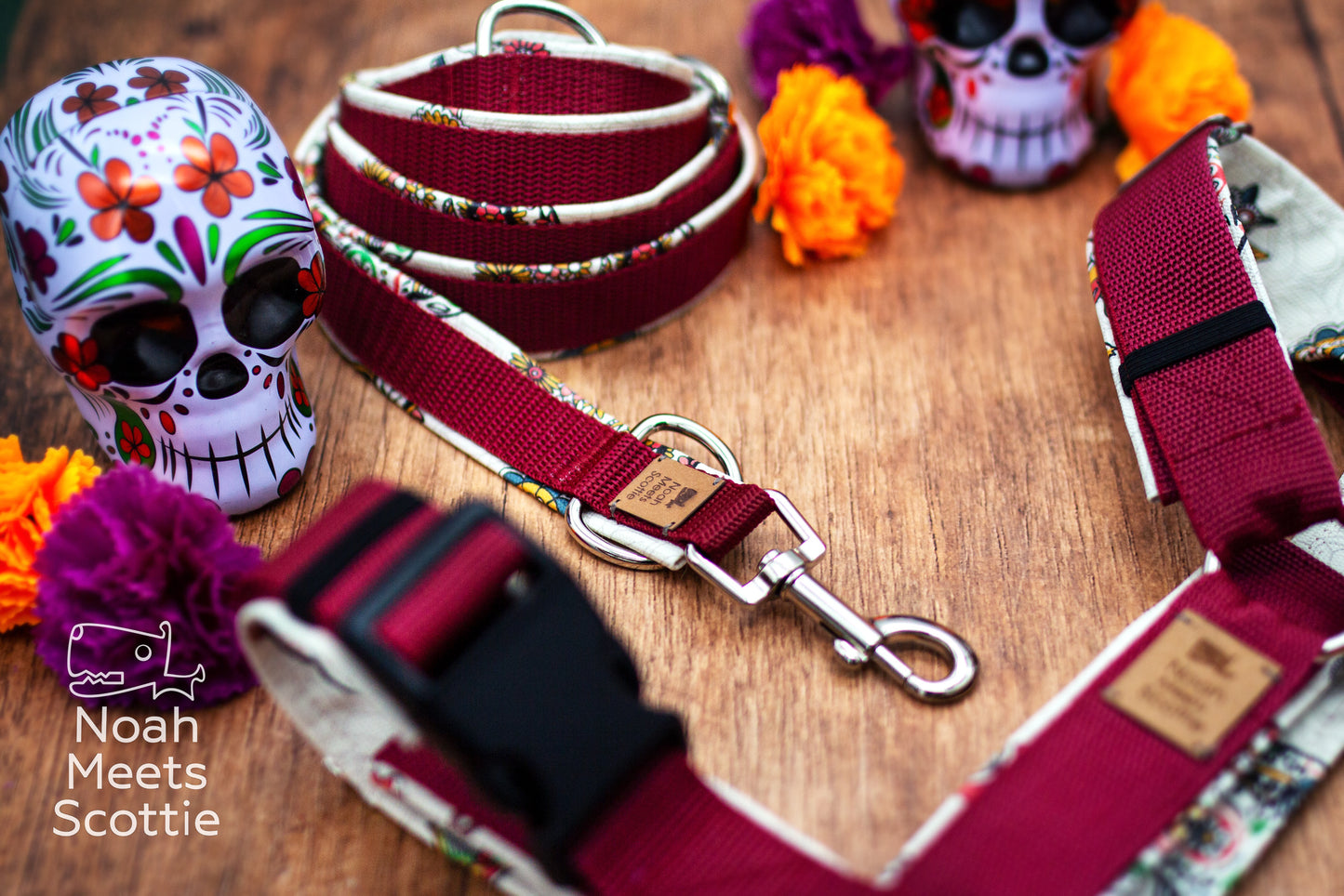 Detailaufnahme der bunten Sugar Skulls im Día de Muertos Stil mit floralen Ornamenten.
