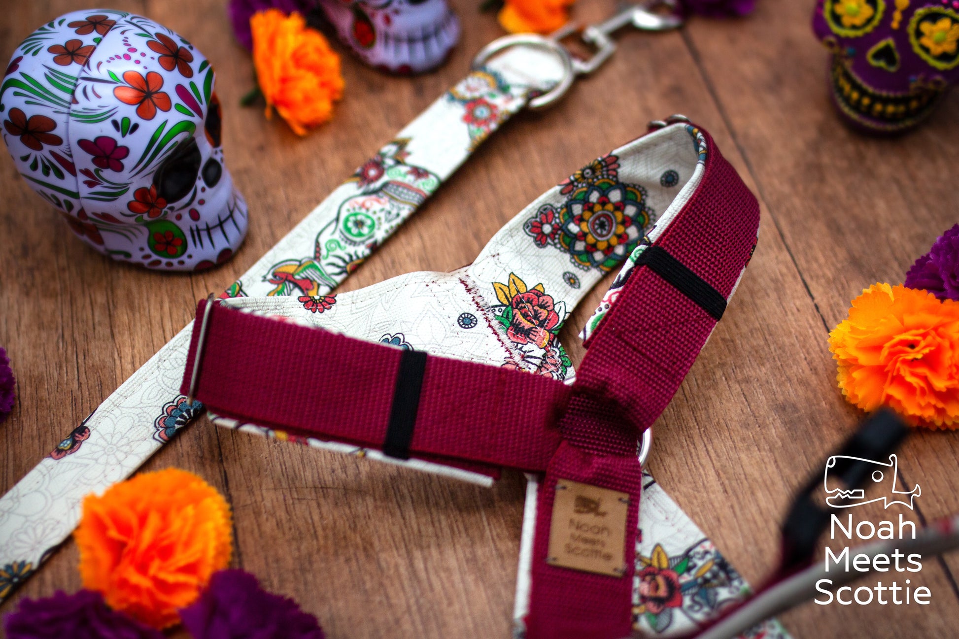 Nahaufnahme der bunten Sugar Skulls und floralen Ornamente auf cremefarbener Kunstlederpolsterung.