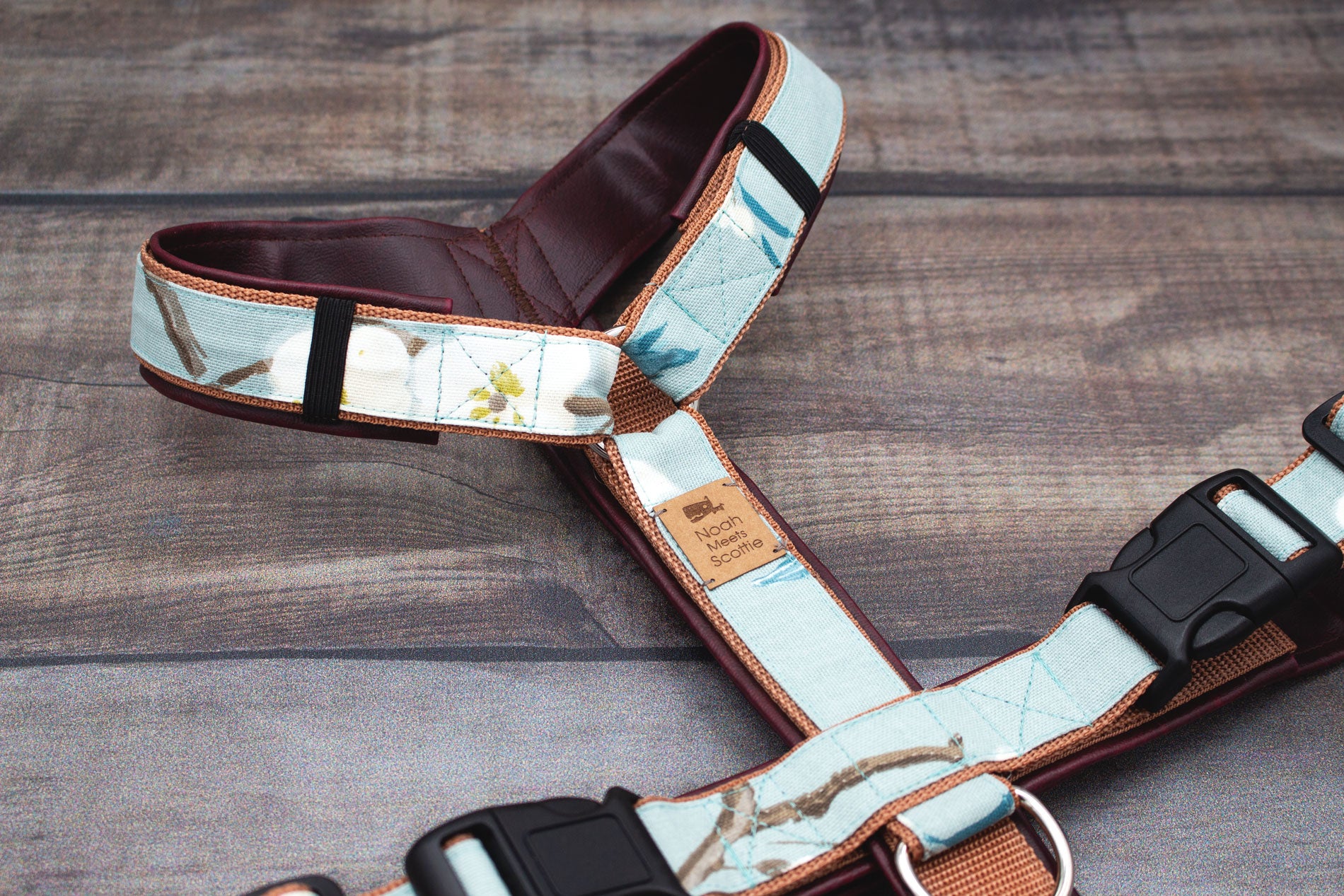 Hundegeschirr NAMI Kirschblüten-Design in Hellblau, braune Polsterung, gepolstert und verstellbar