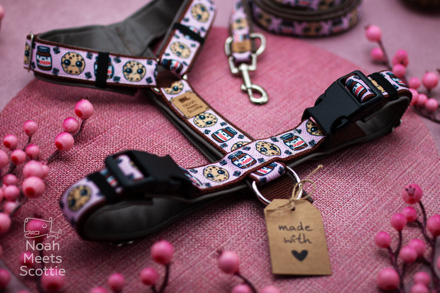 Hundegeschirr NOMNOM mit Cookie Muster, Kekskrümeln und Schokokeks Design