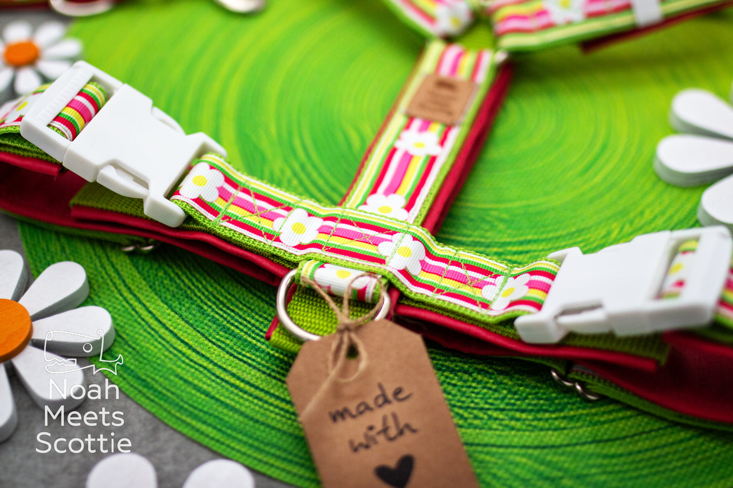 Retro Hundegeschirr mit Margeritenmuster, Blumen und bunten Streifen
