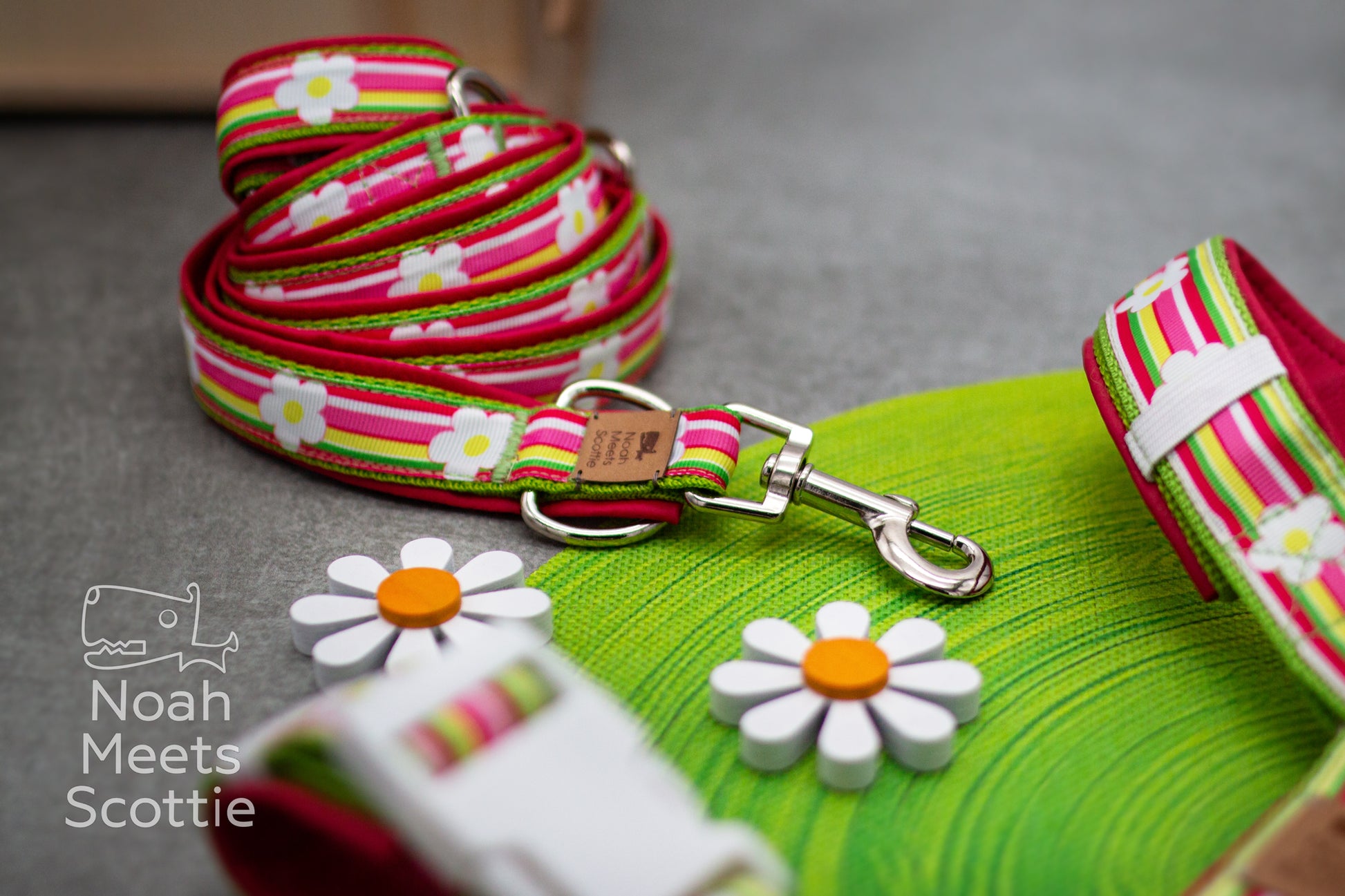 OOPSY DAISY Hundegeschirr mit farbenfrohen Sommerblumen und Flower Power Look