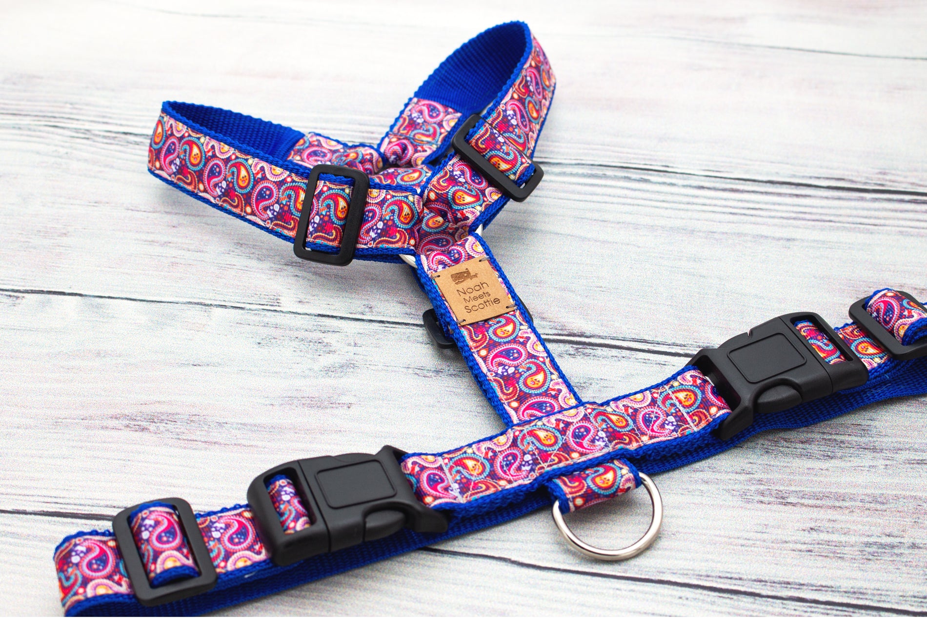 Farbenfrohes Hundegeschirr PAISLEY BAZAAR in Pink, Blau und Orange, dekoratives Paisley-Design für Hunde