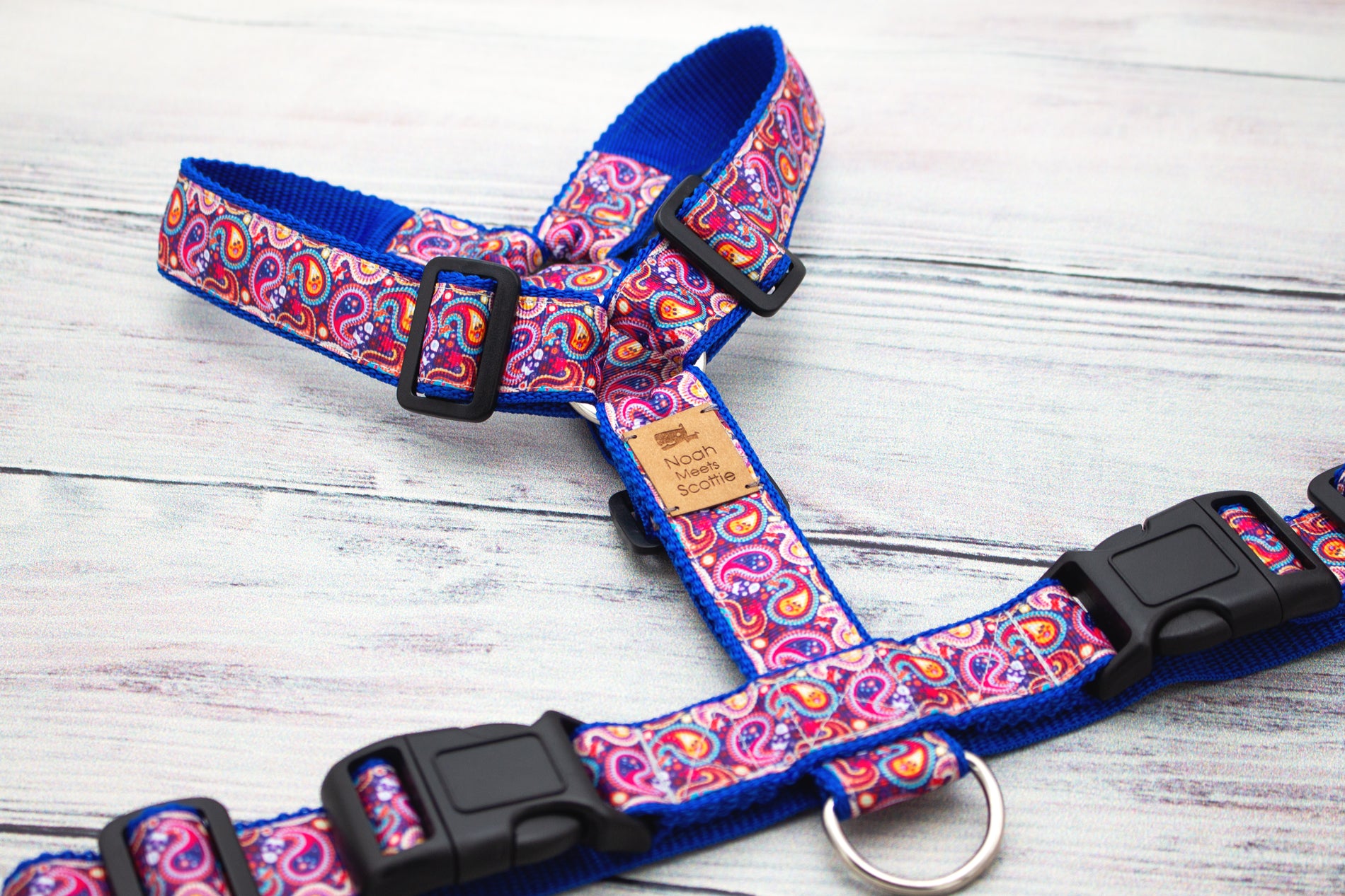 Detailaufnahme Hundegeschirr PAISLEY BAZAAR, buntes Paisley-Muster auf blauem Gurtband, hochwertiges Hundezubehör