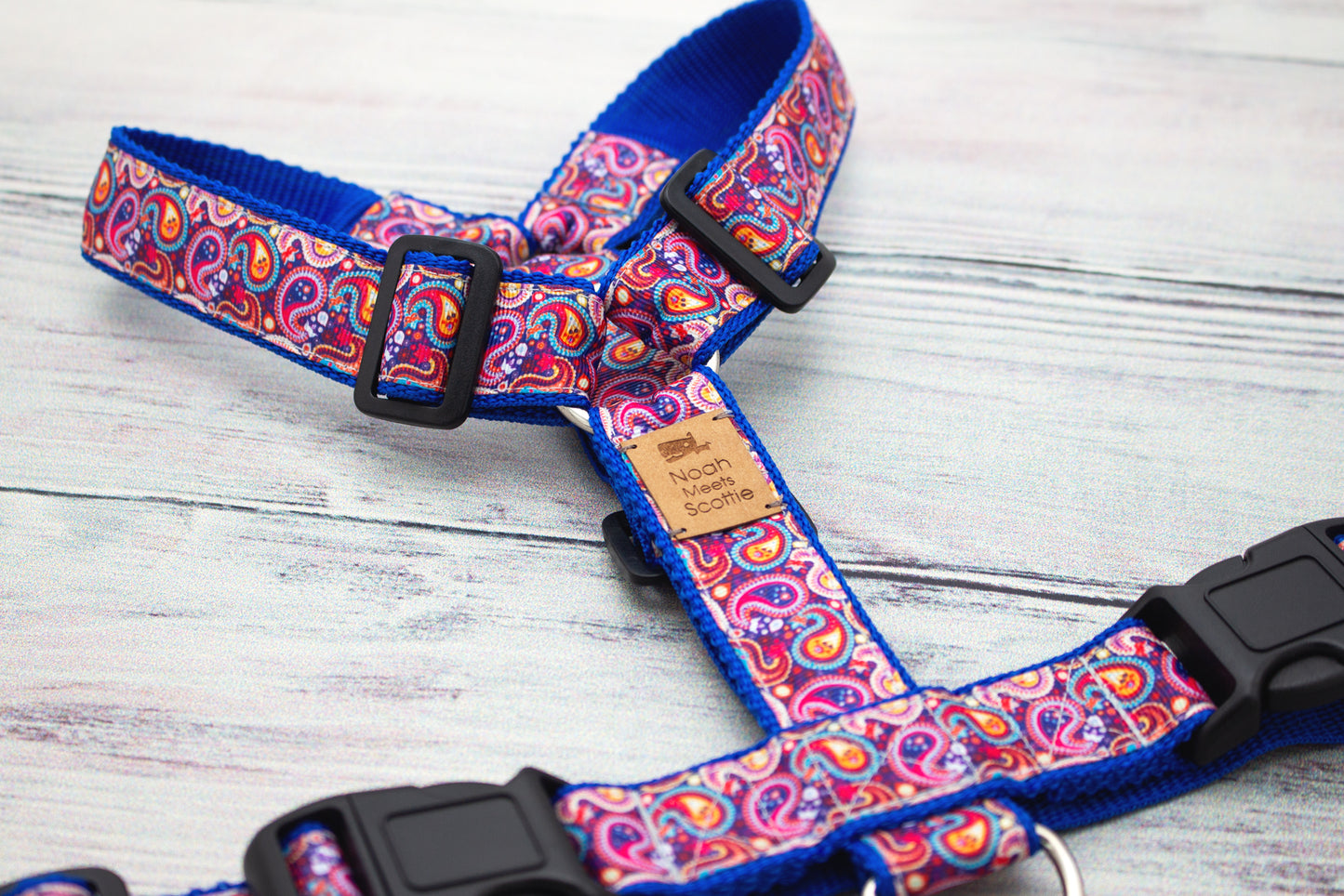 Hundegeschirr PAISLEY BAZAAR in Pink und Blau mit farbenfrohem Paisley-Muster, modernes Hundegeschirr für Alltag und Spaziergänge