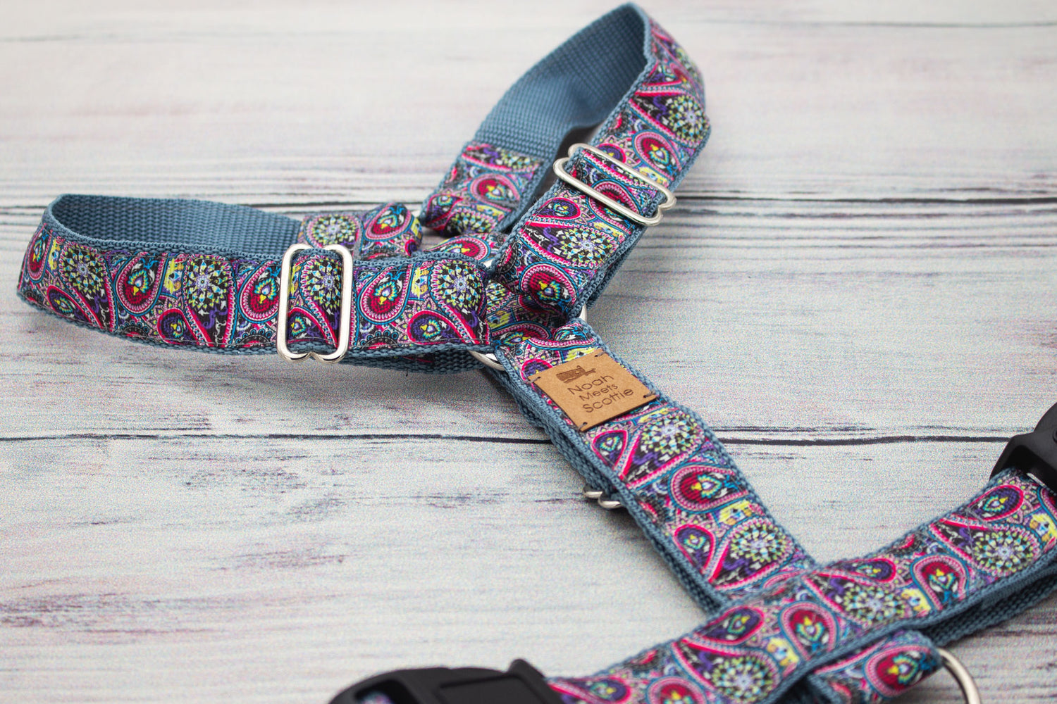 Hundegeschirr Paisley Muster bunt, rot lila grün gelb, farbenfroh und modern
