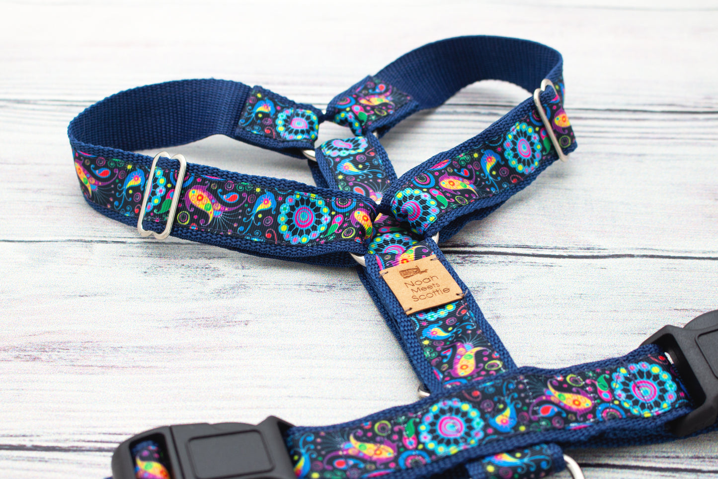 Hundegeschirr PAISLEY PUB mit buntem Paisley Muster auf Dunkelblau, leicht und verstellbar