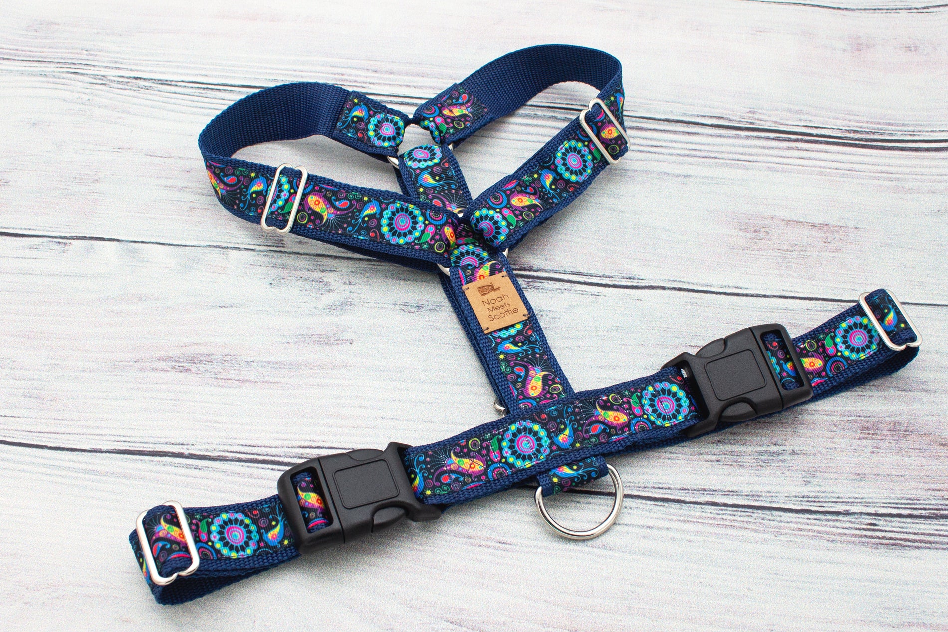 Hundegeschirr PAISLEY PUB mit lebendigem Muster in Pink, Türkis und Gelb, stilvoll von Noah meets Scottie