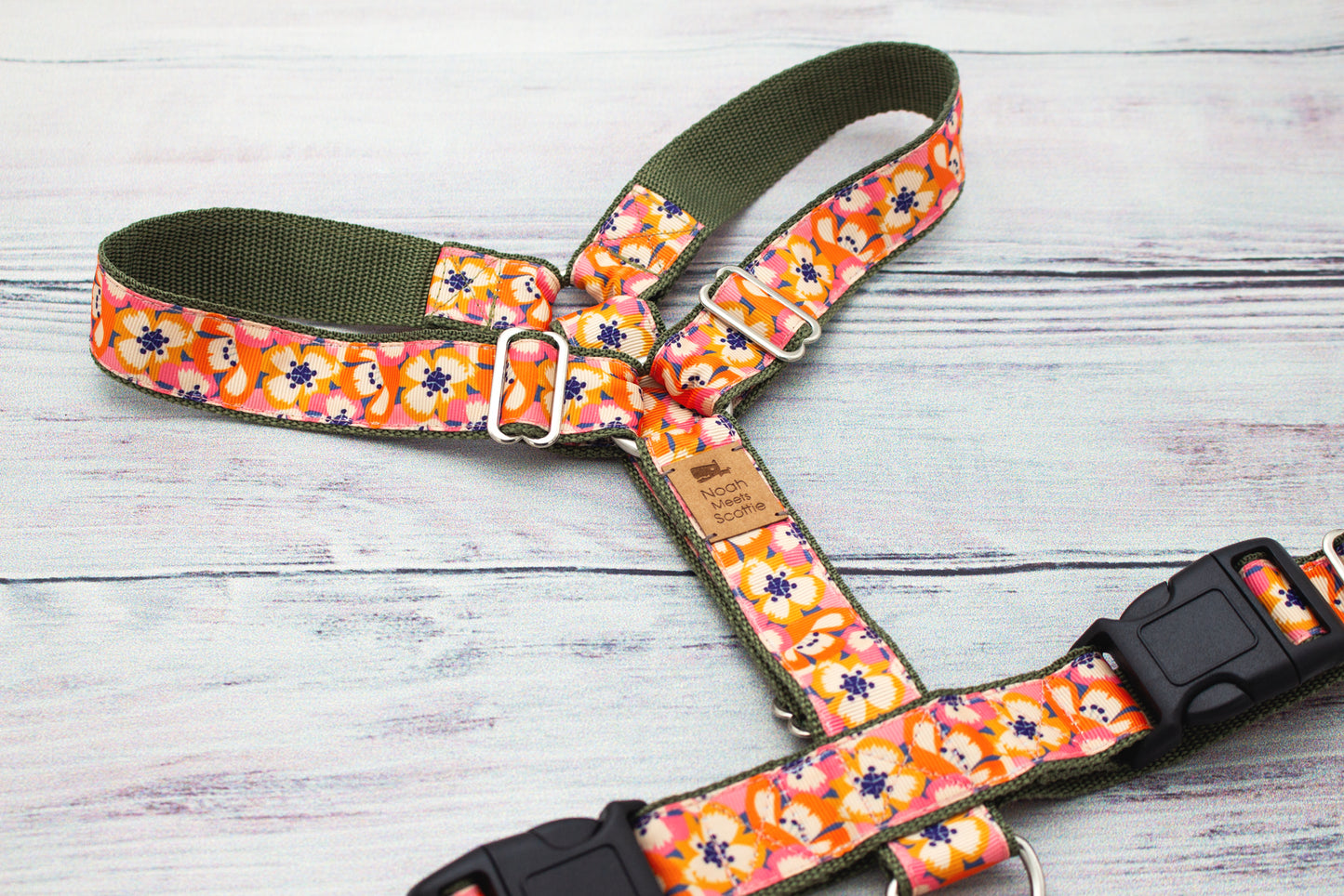 Hundegeschirr PAPAYA PAW mit Blumenmuster in Orange, Rosa und Weiß, sommerlich und leicht