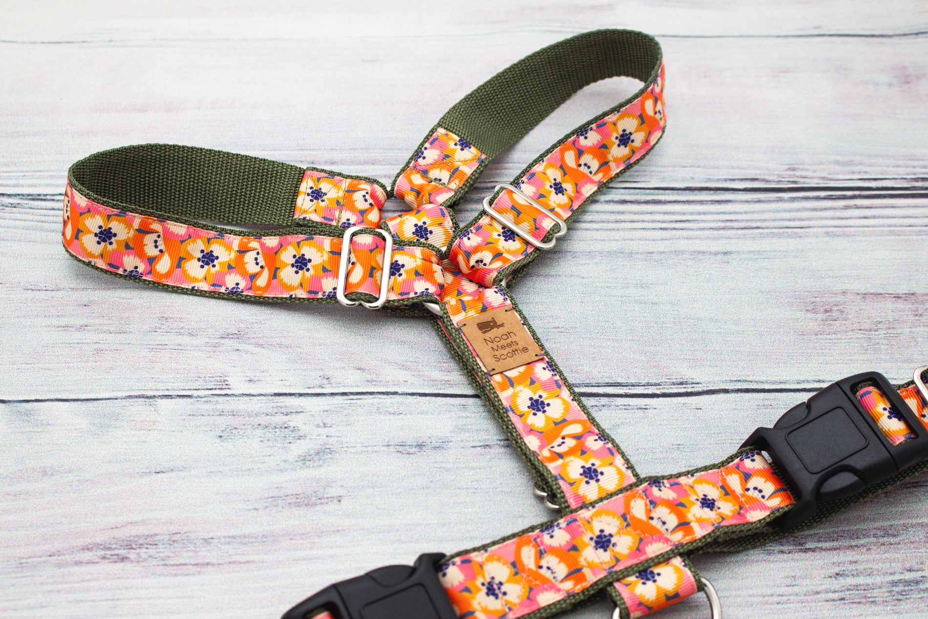 Hundegeschirr PAPAYA PAW mit Blumenmuster in Orange, Rosa und Weiß, sommerlich und leicht