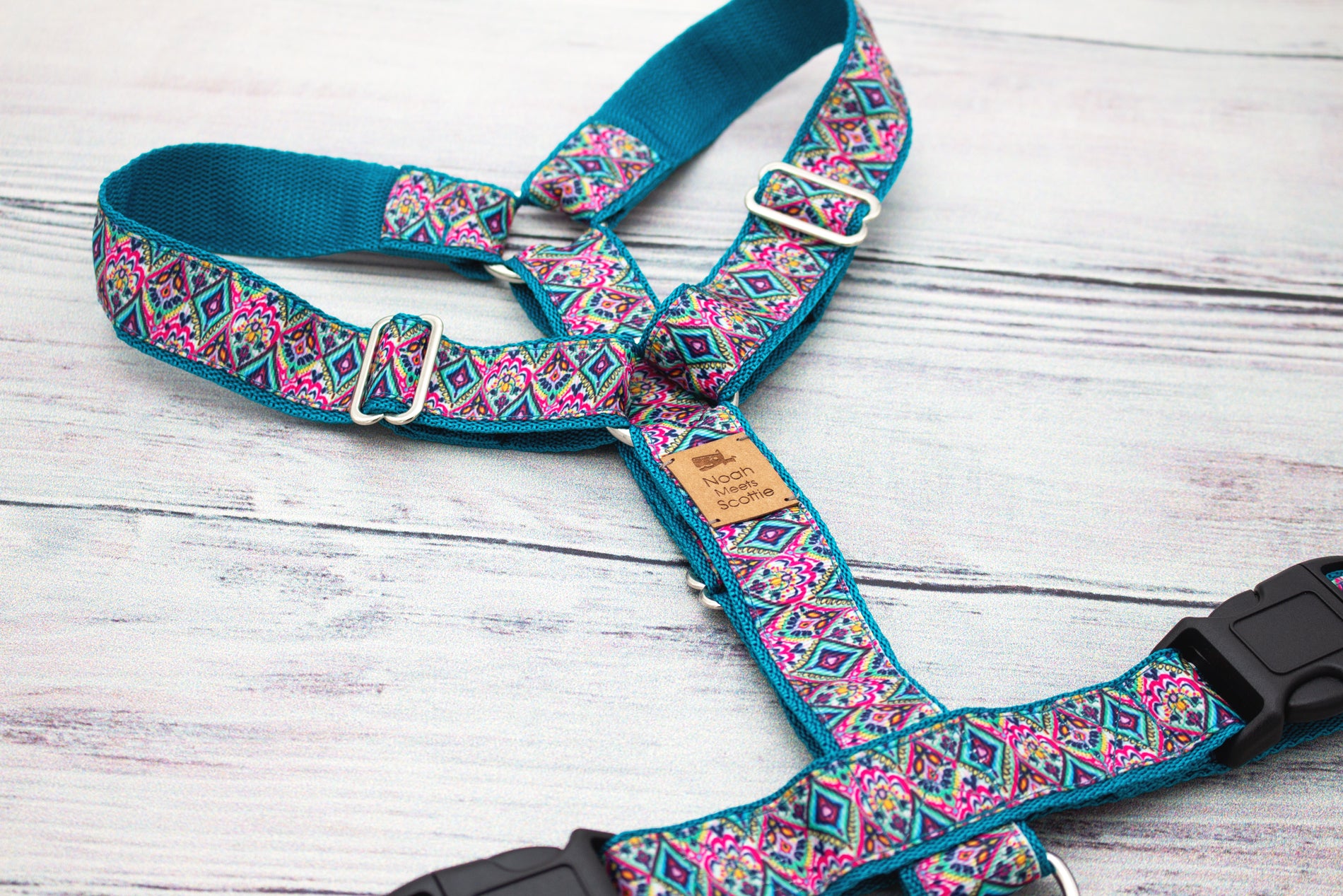 Hundegeschirr PARLEY mit Paisley Muster in Türkis, Pink und Lila, leicht und verstellbar