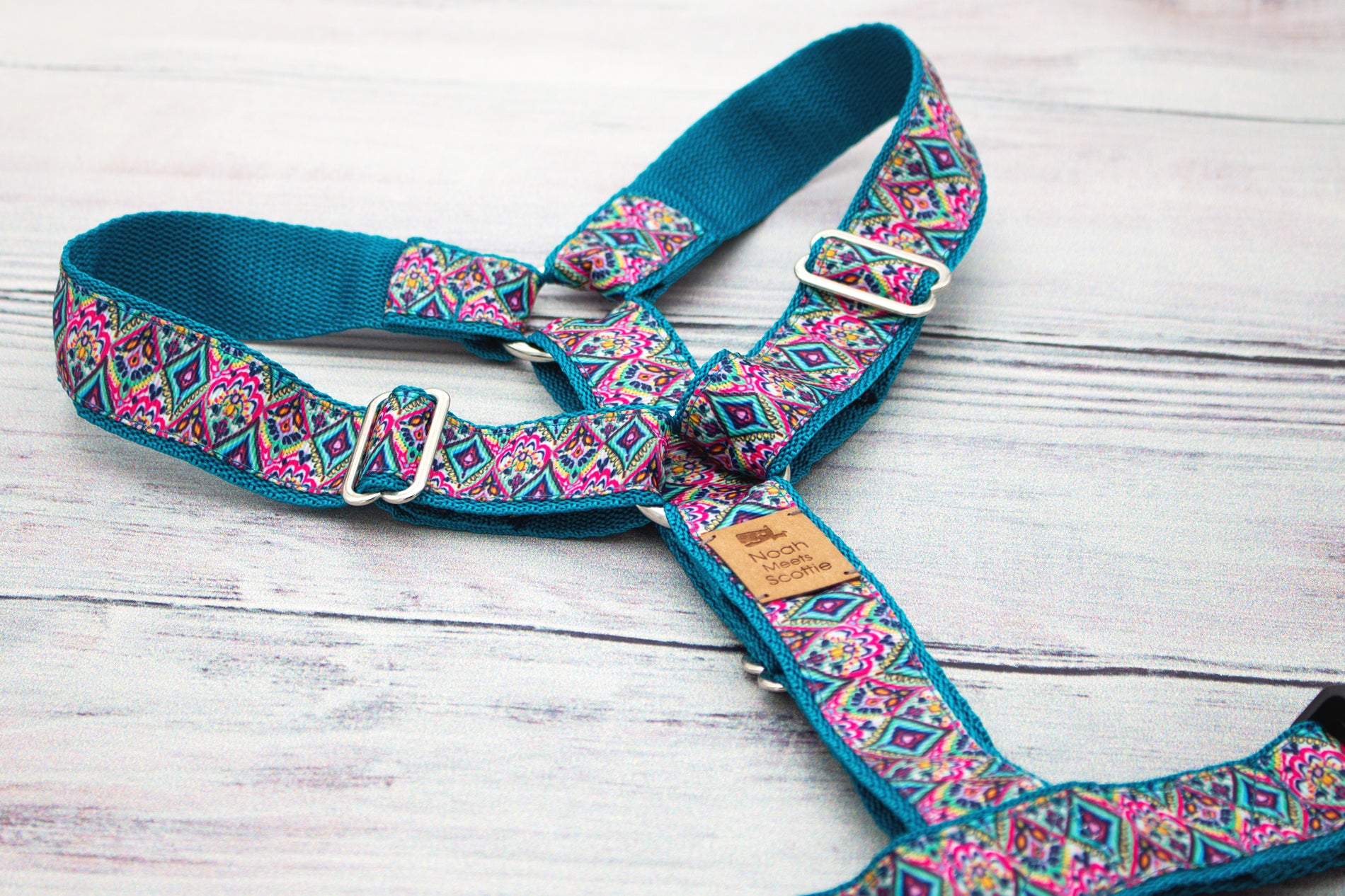 Hundegeschirr PARLEY mit türkisem Paisley-Muster, angenehm am Fell und individuell anpassbar