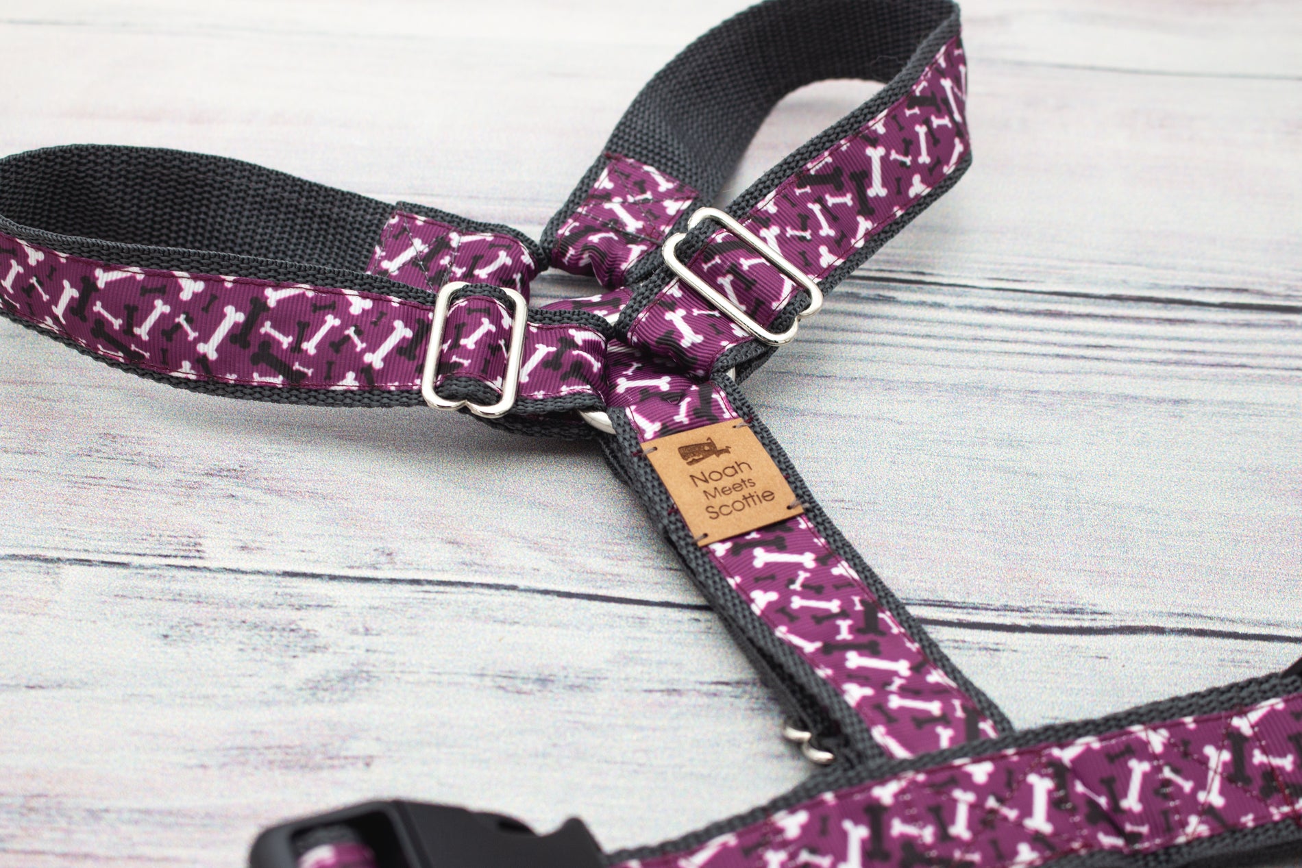 Hundegeschirr PAW A BONE in Lila und Weiß mit Knochenmuster, robust und verstellbar