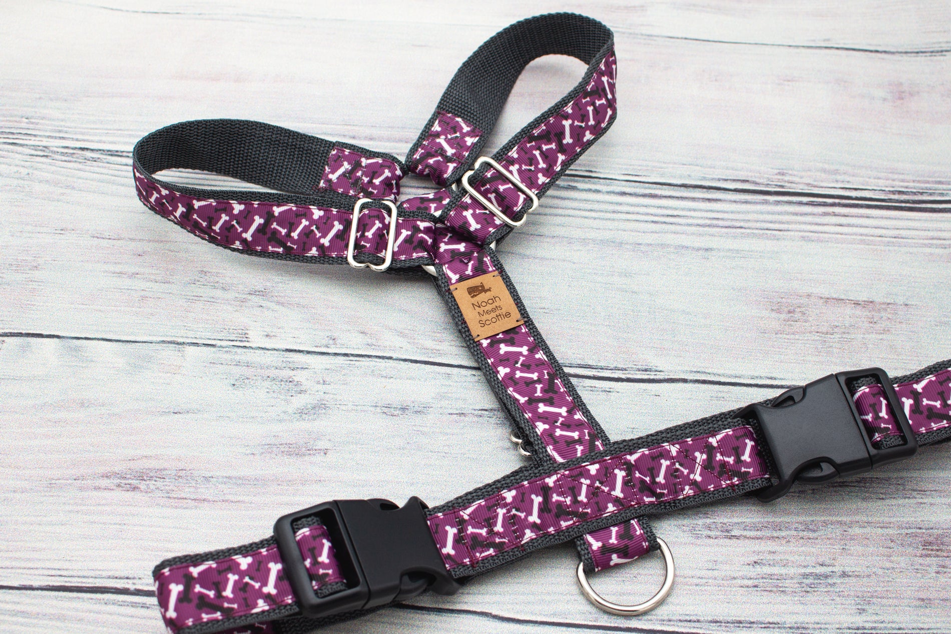 Hundegeschirr Lila mit weißen Knochen, leicht, robust und hochwertig verarbeitet