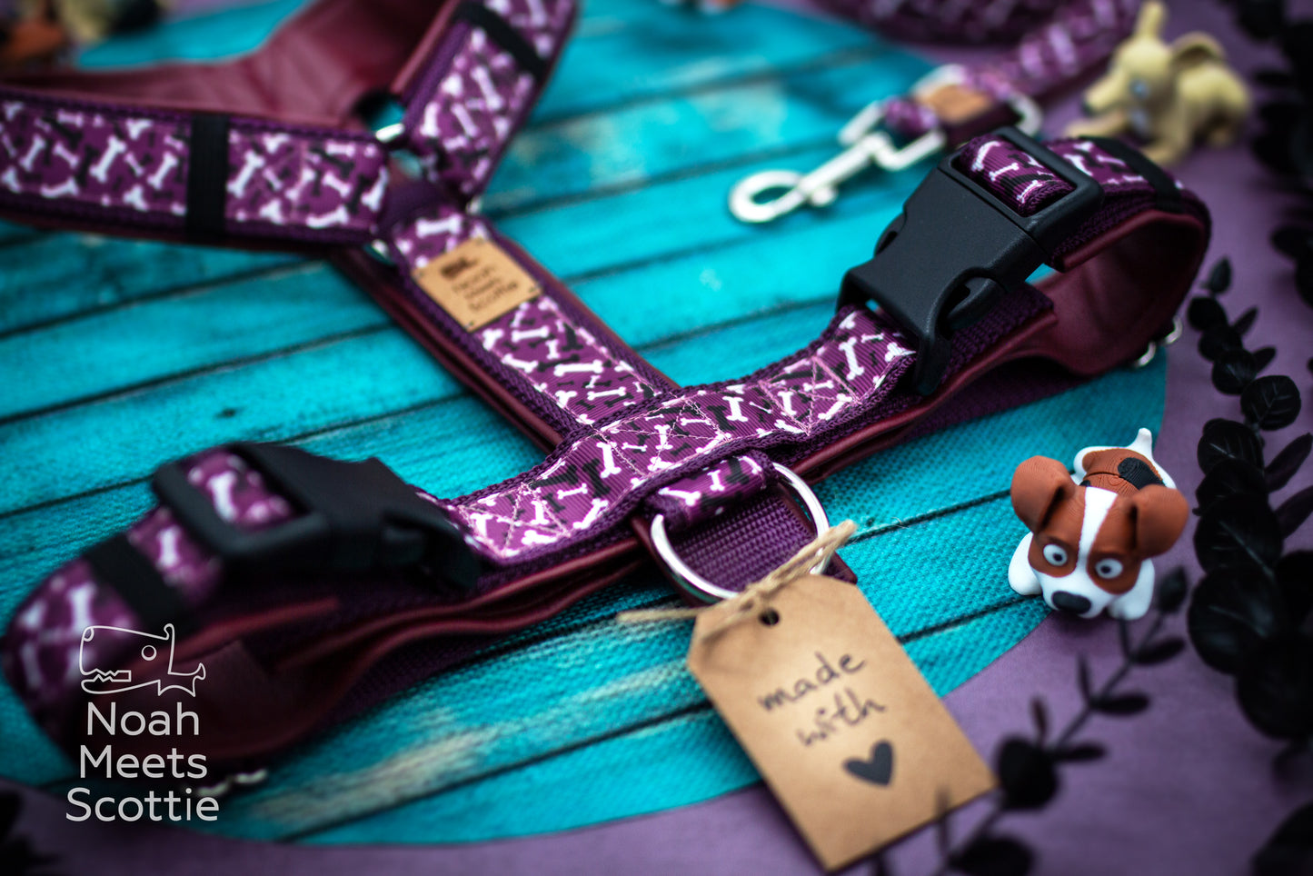 Verstellbares Hundegeschirr Paw a Bone mit dunkelviolettem Gurtband und weinroter Kunstlederpolsterung.