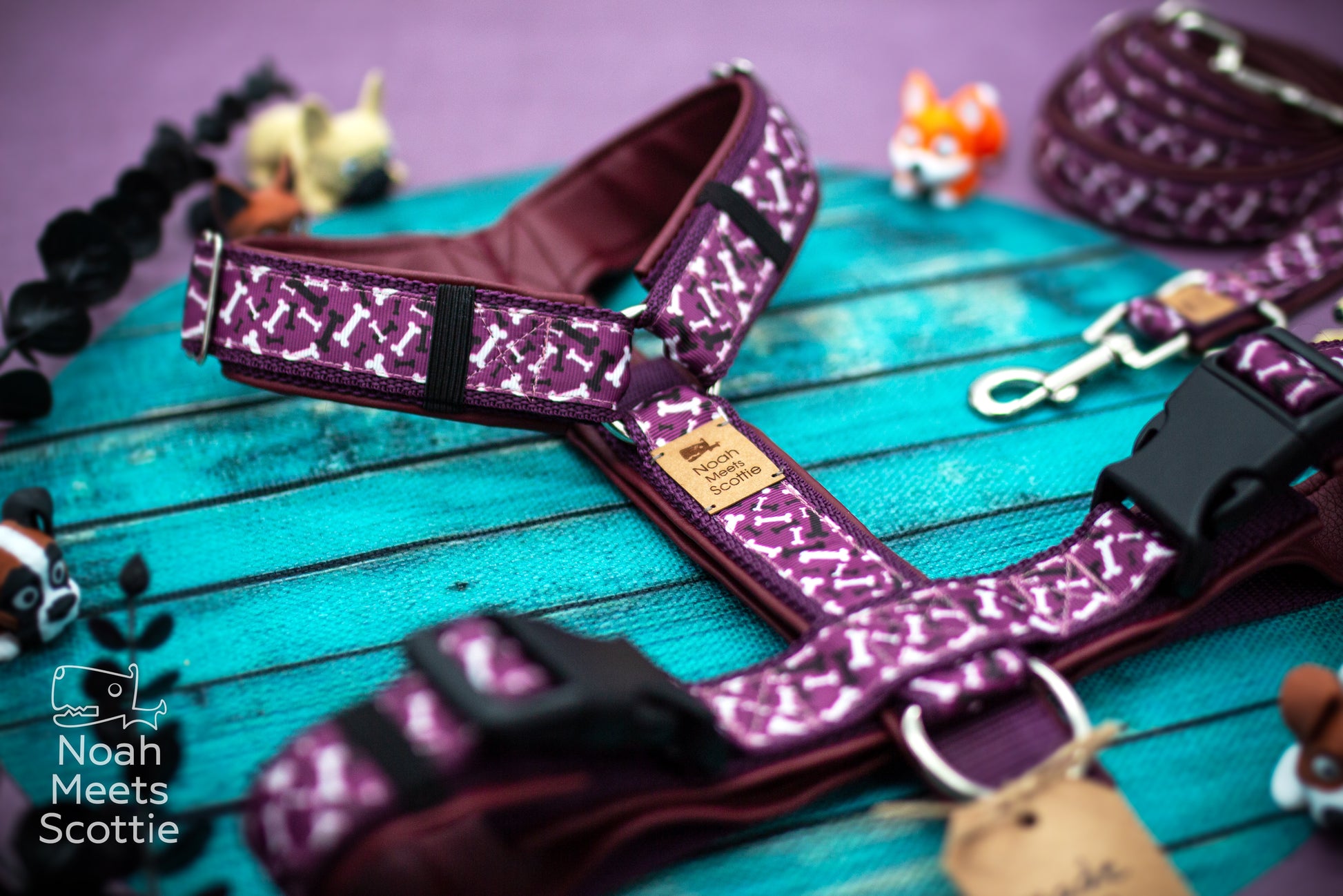 Detailansicht des grafischen Knochenmusters mit weißen Hundeknochen auf dunklem Aubergine.