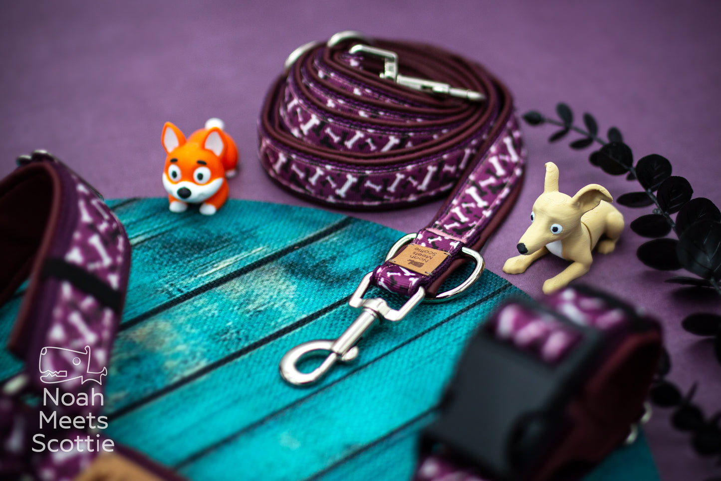 Gepolstertes lila Hundegeschirr mit Knochenmuster, Kunstlederpolsterung und robusten Metallbeschlägen.