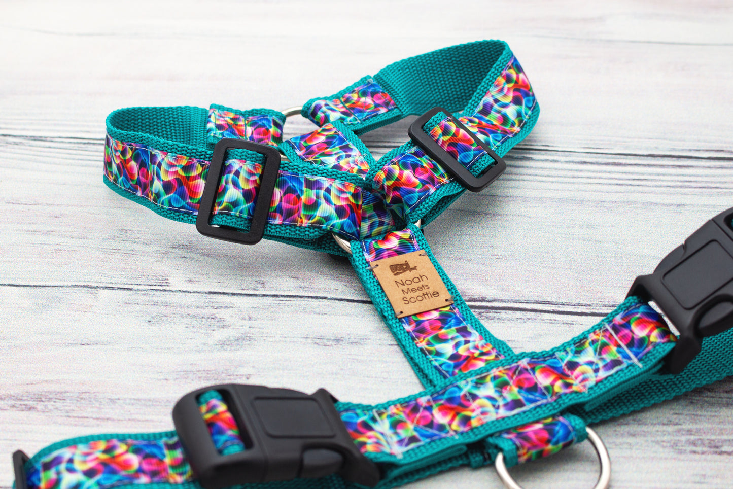 Hundegeschirr PAW VIBES in Türkis mit buntem Wellenmuster, verstellbar und robust
