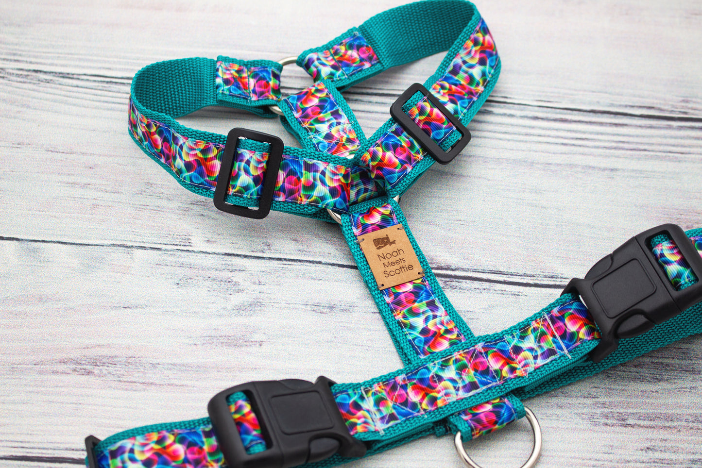 Hundegeschirr Paw Vibes, farbenfrohes Design mit Türkis, Pink und Lila, leicht und stabil