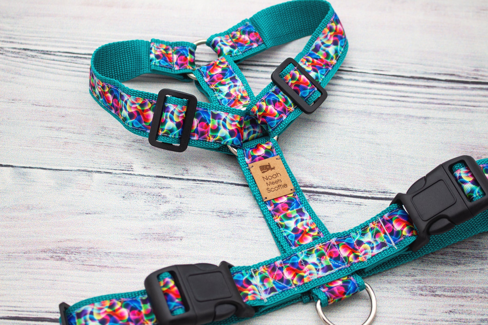 Hundegeschirr Paw Vibes, farbenfrohes Design mit Türkis, Pink und Lila, leicht und stabil