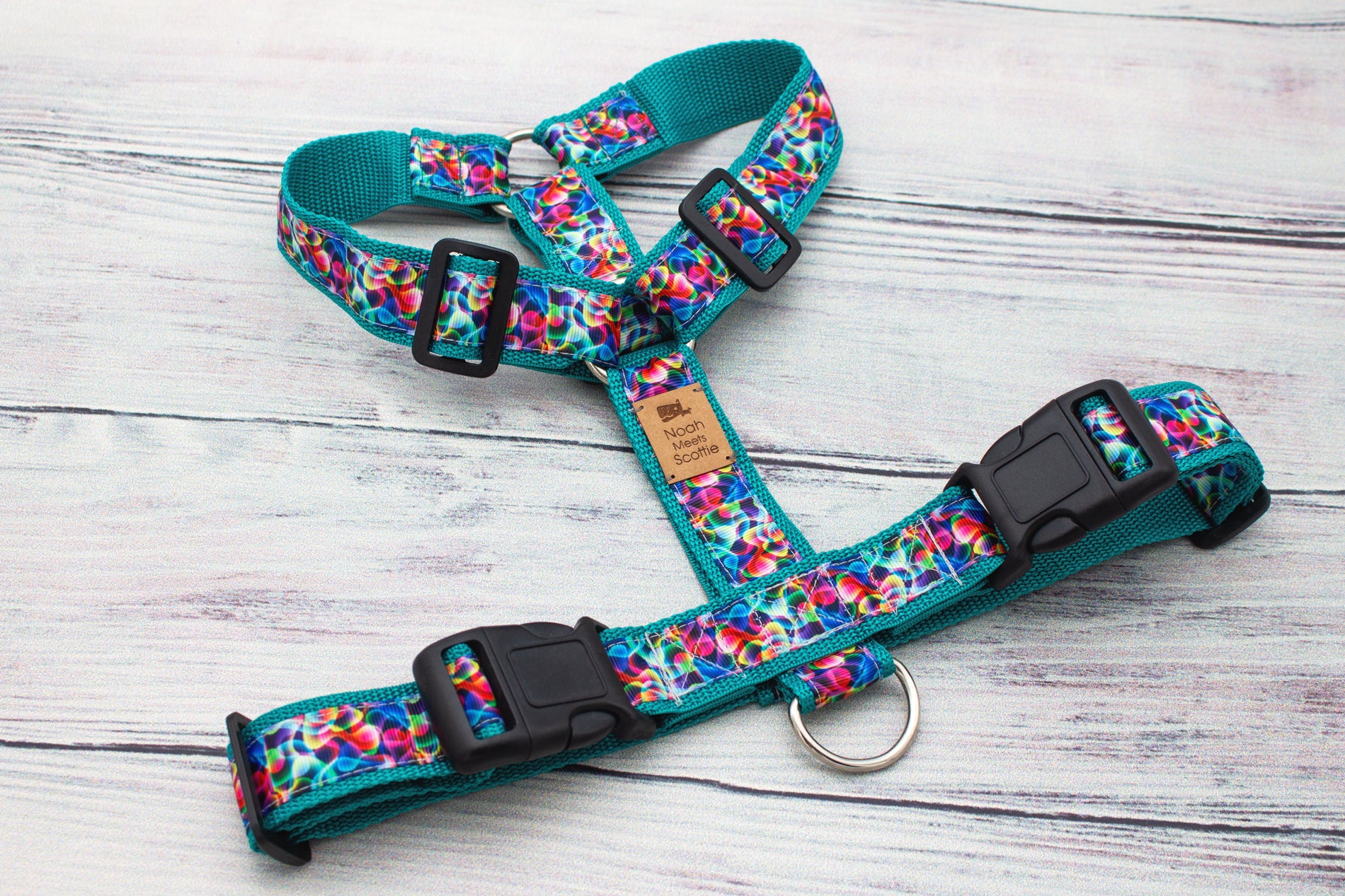 Hundegeschirr in buntem Wellenmuster, modern und bequem, ideal für fröhliche Hunde