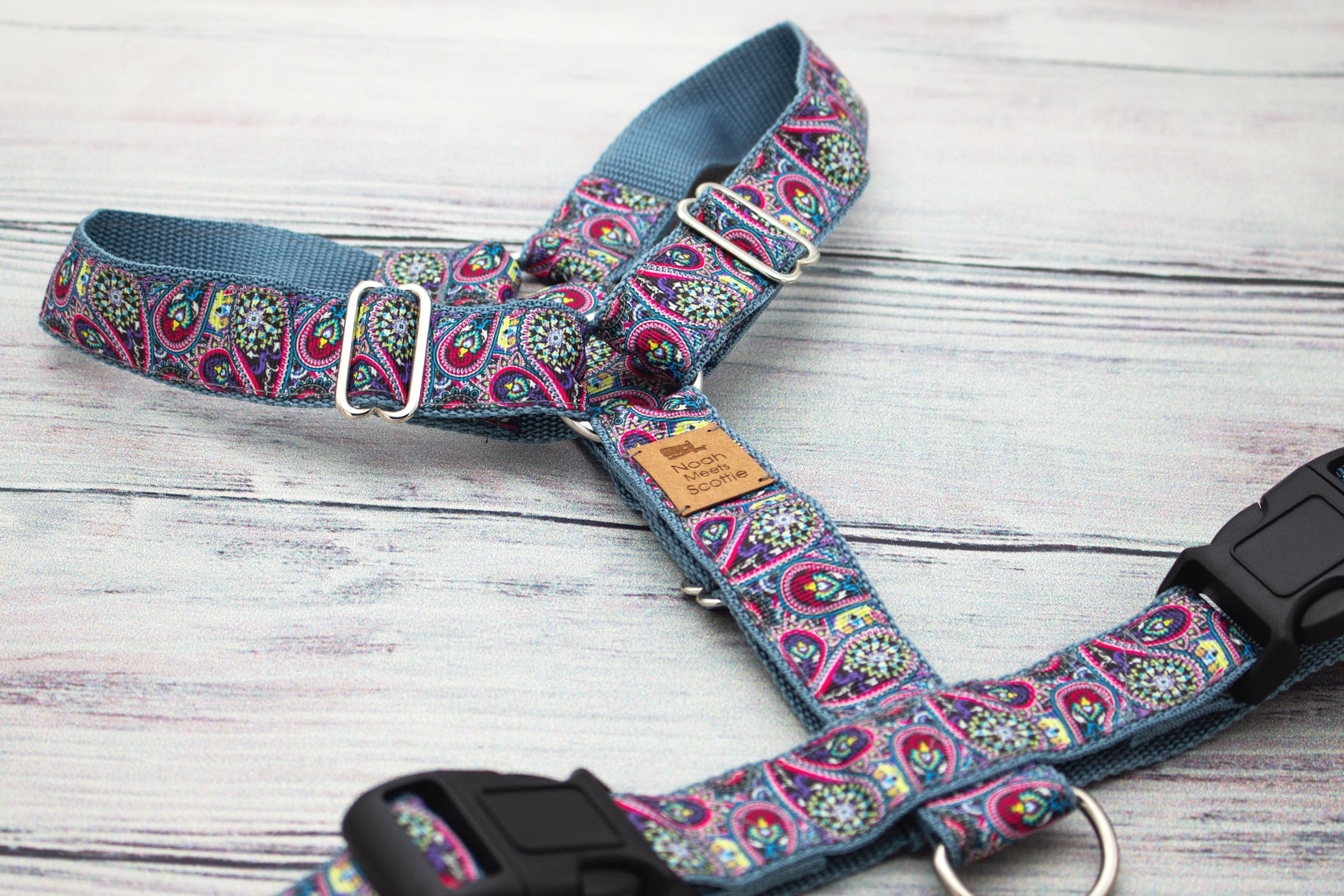Hundegeschirr PAWLEY PRINT mit Paisley Muster in Blau, Pink und Grün, leicht und verstellbar