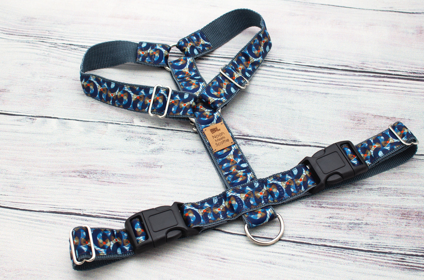 Hundegeschirr Pawlo, modernes Design mit blauen und braunen Formen, leicht und stabil