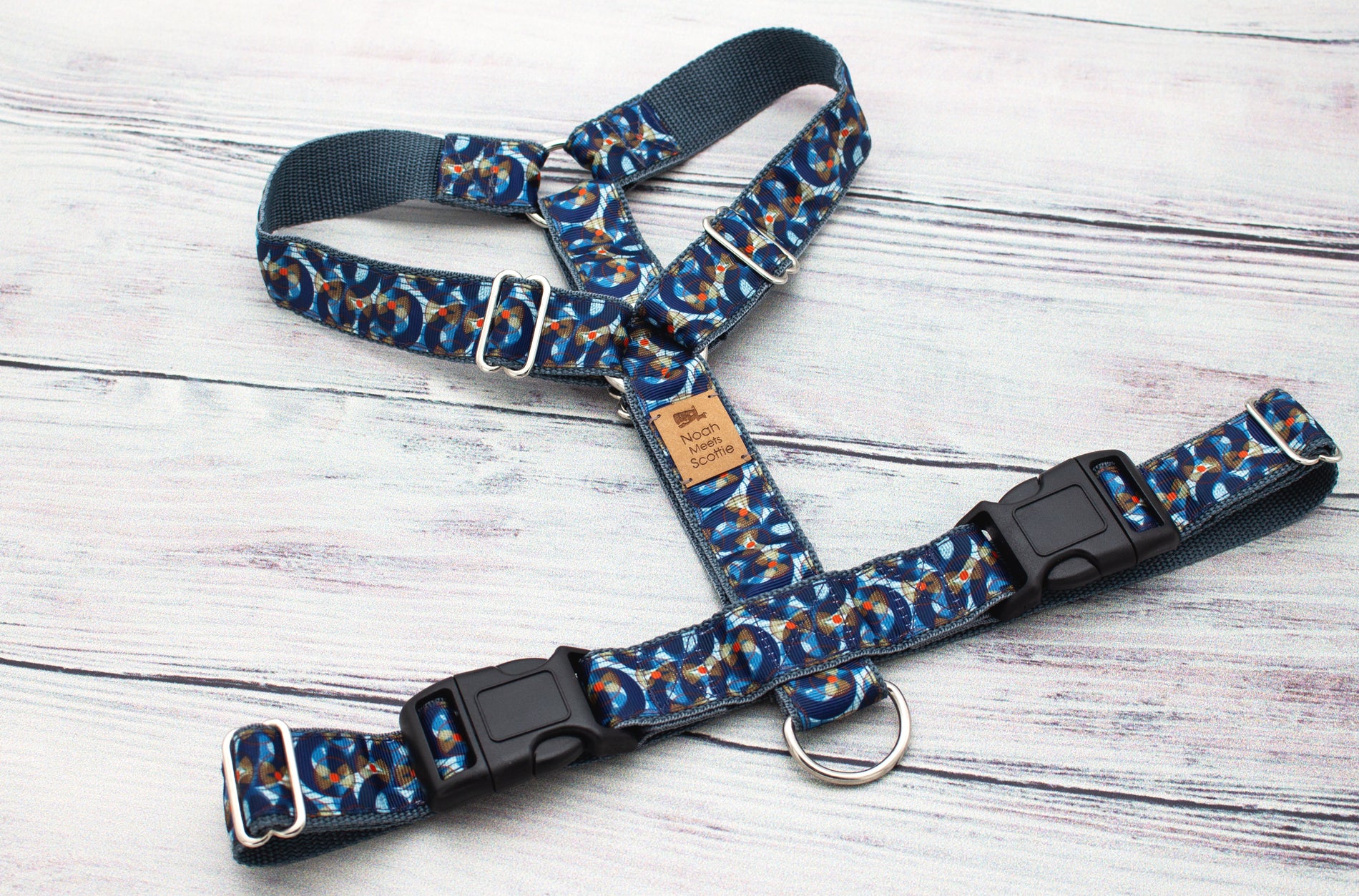 Hundegeschirr Pawlo, modernes Design mit blauen und braunen Formen, leicht und stabil