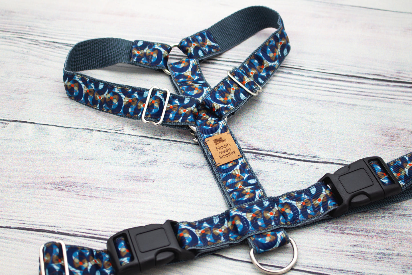 Hundegeschirr mit geometrischem Muster in Blau und Weiß, bequem und modern