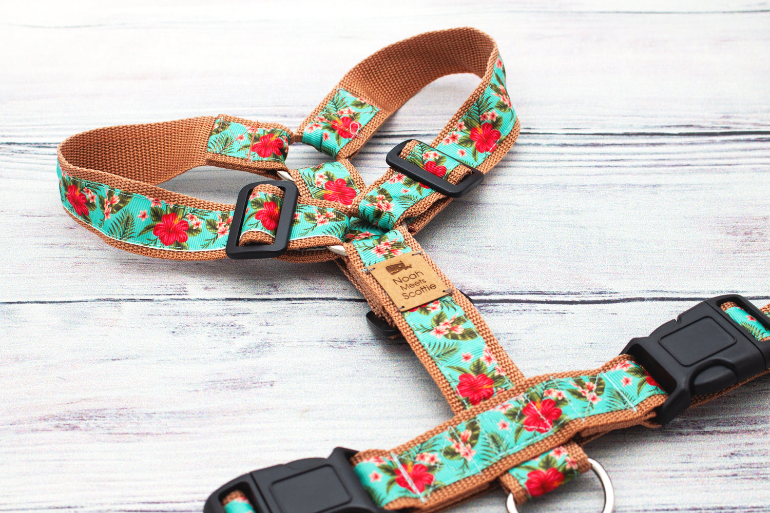 Hundegeschirr PAWTINI BLOOM mit floralen Hibiskusblüten in Türkis und Rot auf braunem Gurtband