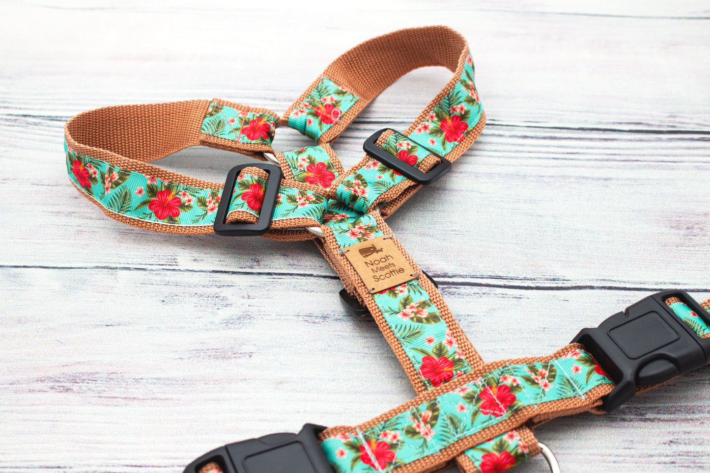 Florales Hundegeschirr PAWTINI BLOOM, Hibiskus-Blumenmuster in Rot und Grün auf türkisfarbenem Hintergrund
