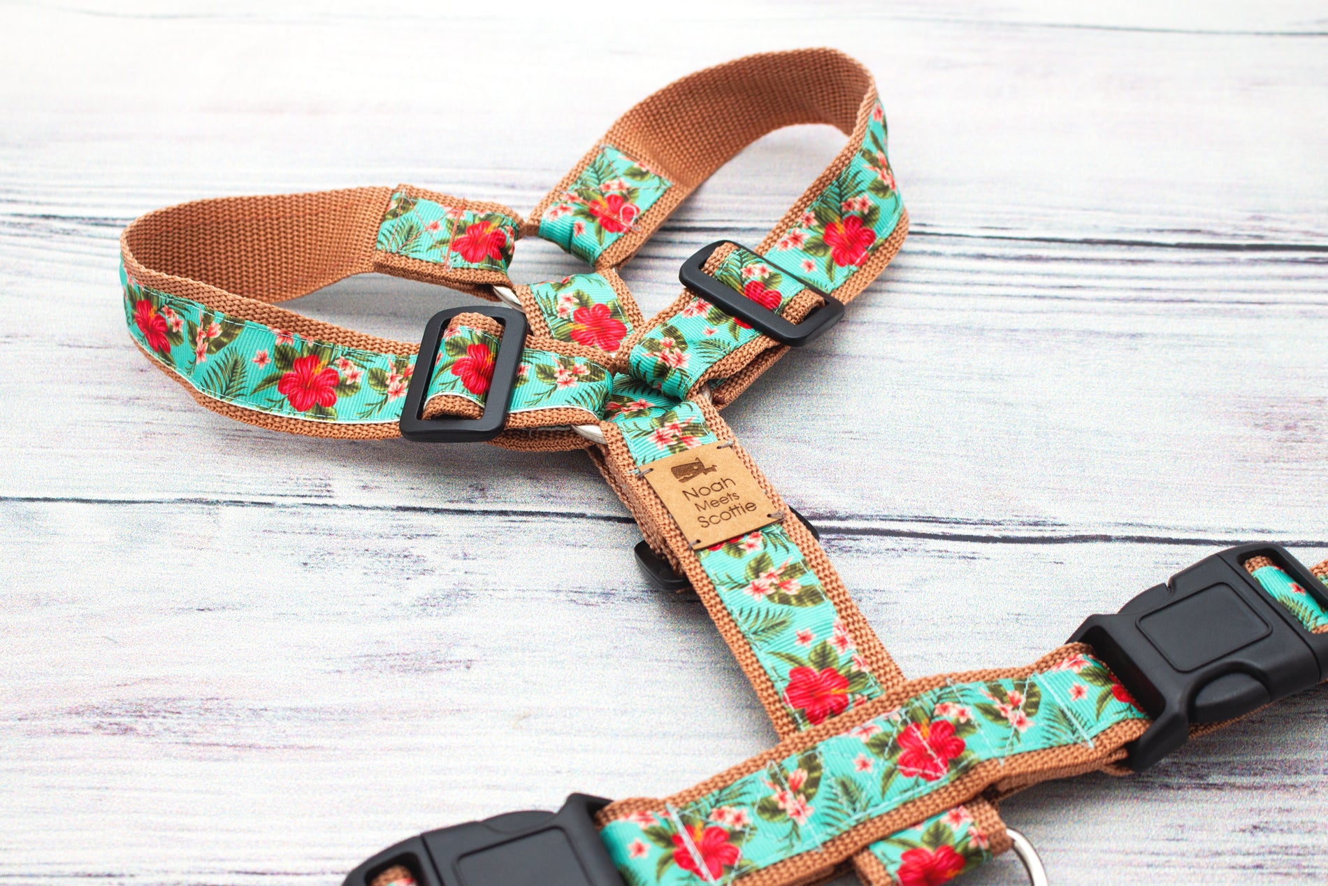 Florales Hundegeschirr PAWTINI BLOOM, Hibiskus-Blumenmuster in Rot und Grün auf türkisfarbenem Hintergrund