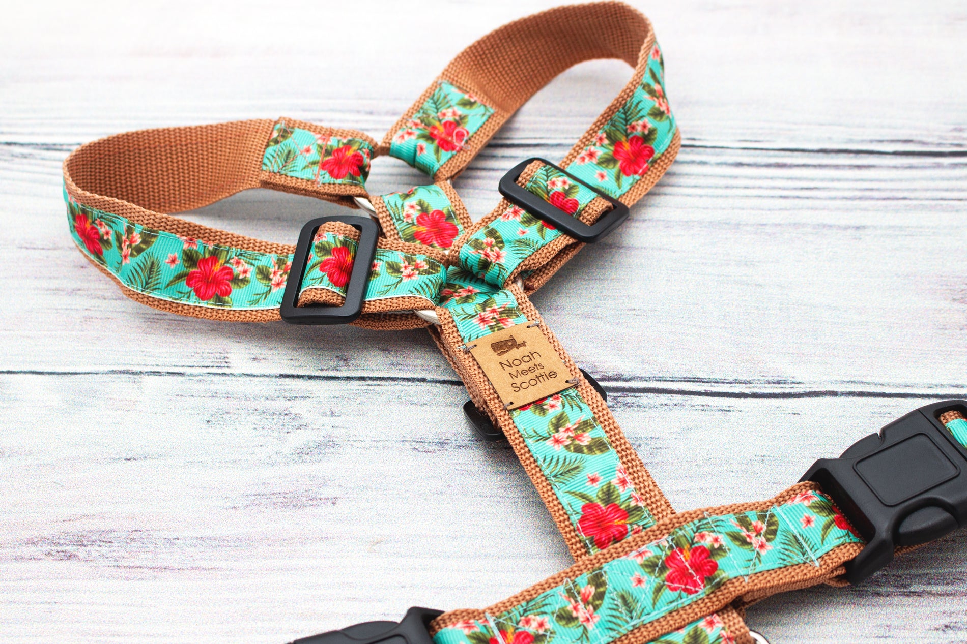 Detailaufnahme Hundegeschirr PAWTINI BLOOM, tropisches Blumenmuster mit Hibiskusblüten