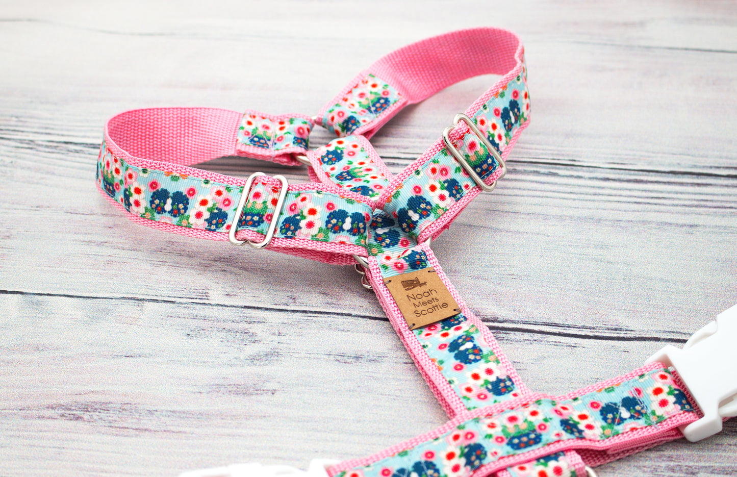 Florales Hundegeschirr PETALBERRY JOY in Rosa und Türkis mit kleinen Blumen, pastellfarbiges Hundeaccessoire