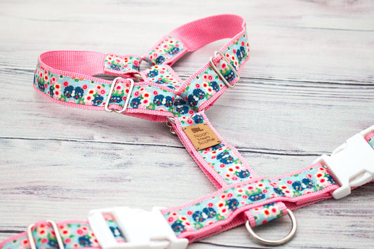 Hundegeschirr PETALBERRY JOY mit rosa Gurtband und türkisem Blumenmuster, frühlingshaftes Design für Hunde