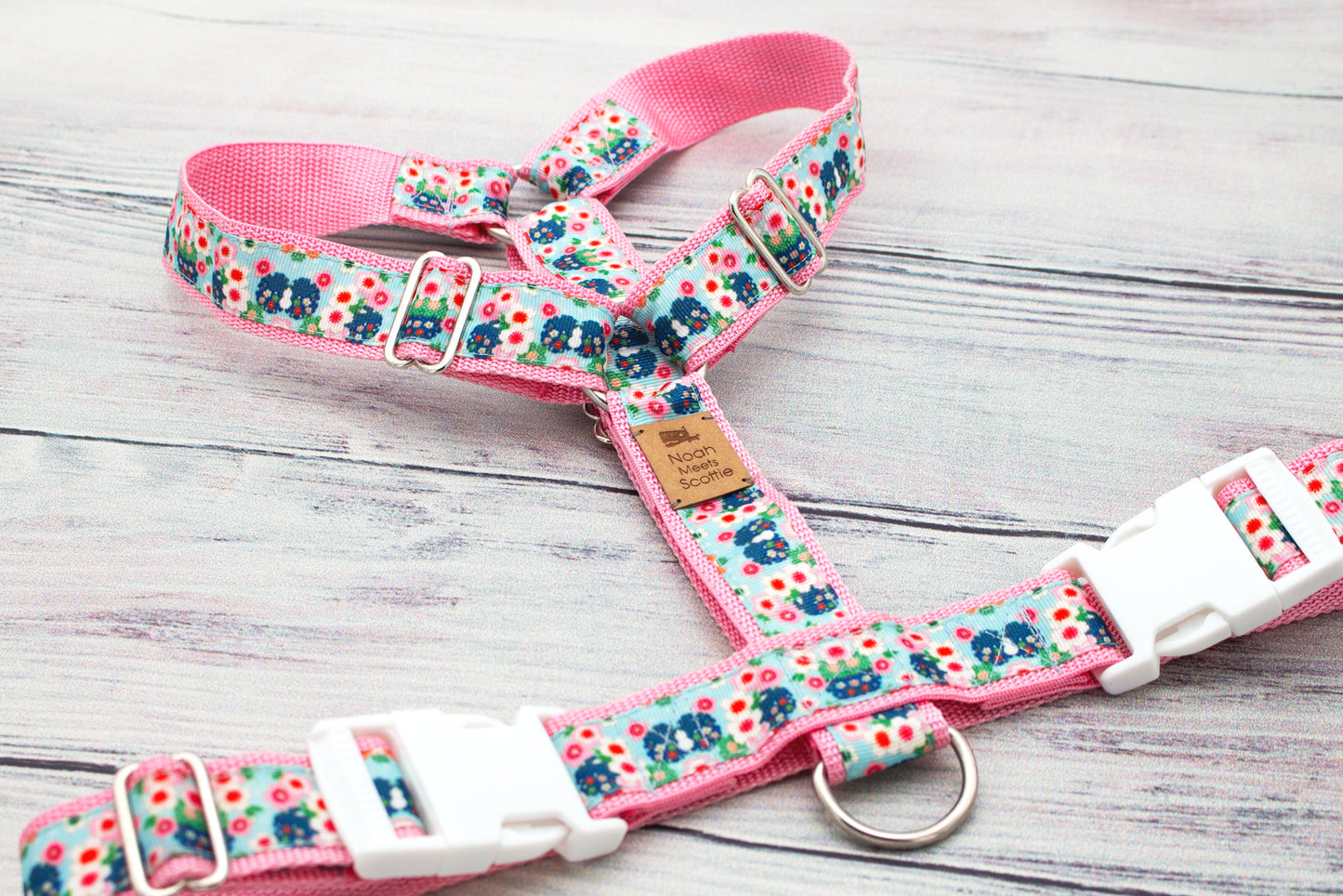 Florales Hundegeschirr PETALBERRY JOY in Rosa und Türkis mit kleinen Blumen, pastellfarbiges Hundeaccessoire