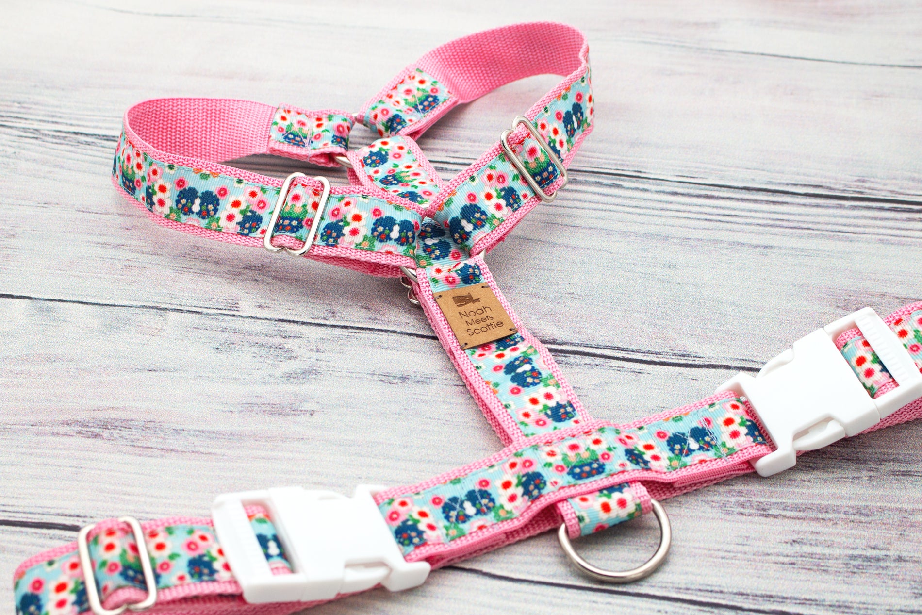 Florales Hundegeschirr PETALBERRY JOY in Rosa und Türkis mit kleinen Blumen, pastellfarbiges Hundeaccessoire