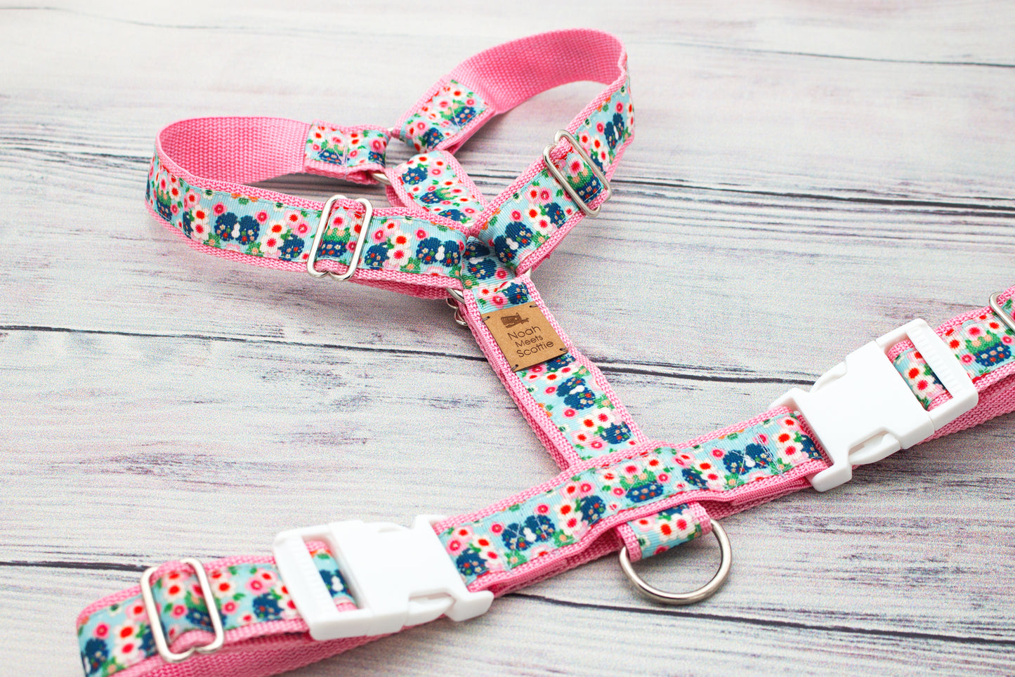 Pastelliges Hundegeschirr PETALBERRY JOY, rosa-türkises Design mit vielen kleinen Blüten, ideal für Frühling und Sommer