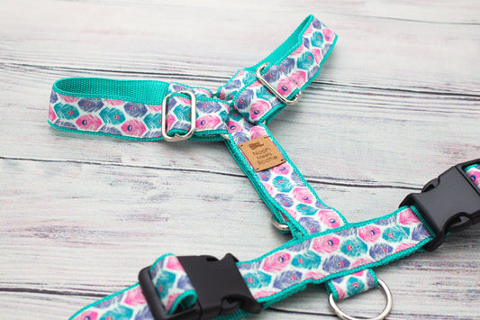 Hundegeschirr PHEONY PLUME in Türkis, Pink und Violett, Pfauenfeder-Design, elegant und verstellbar