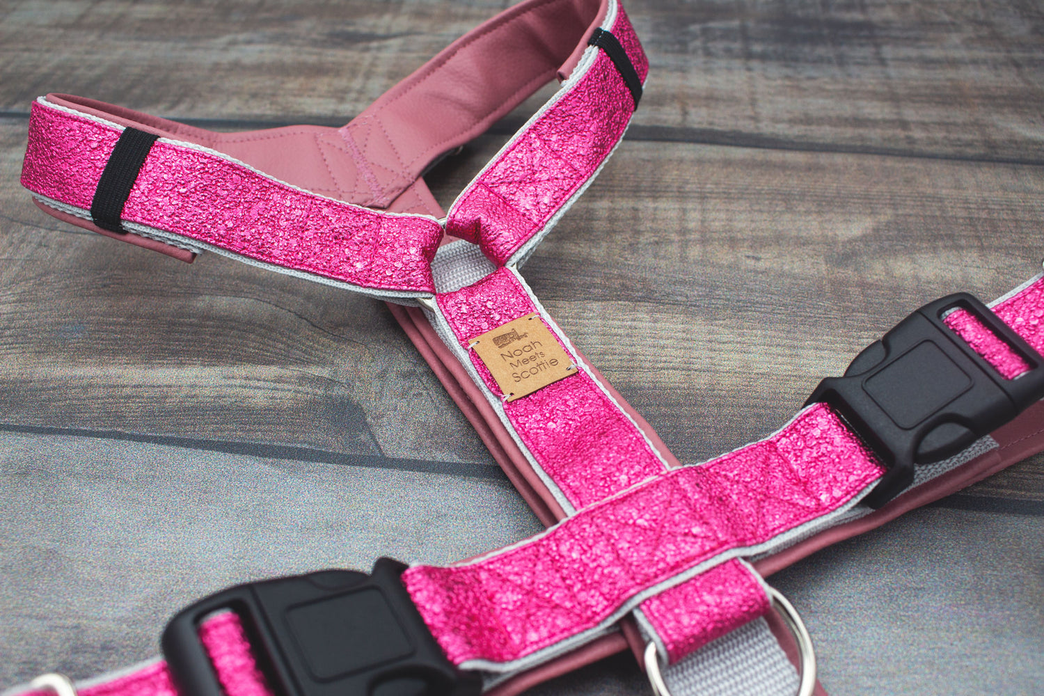Hundegeschirr Pink Princess in glitzerndem Pink mit hellgrauen Akzenten, weich gefüttert mit Kunstleder