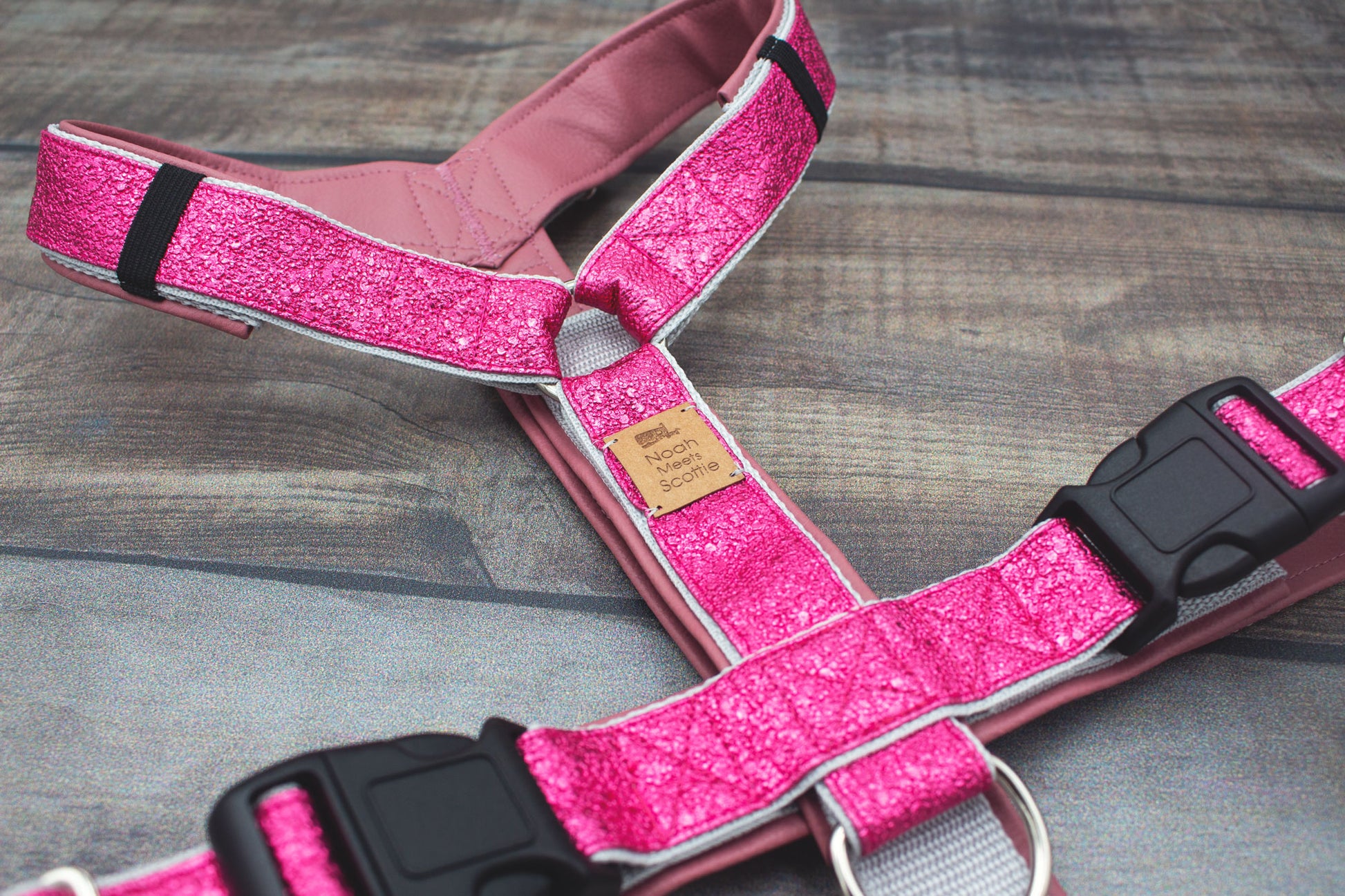 Hundegeschirr Pink Princess in glitzerndem Pink mit hellgrauen Akzenten, weich gefüttert mit Kunstleder