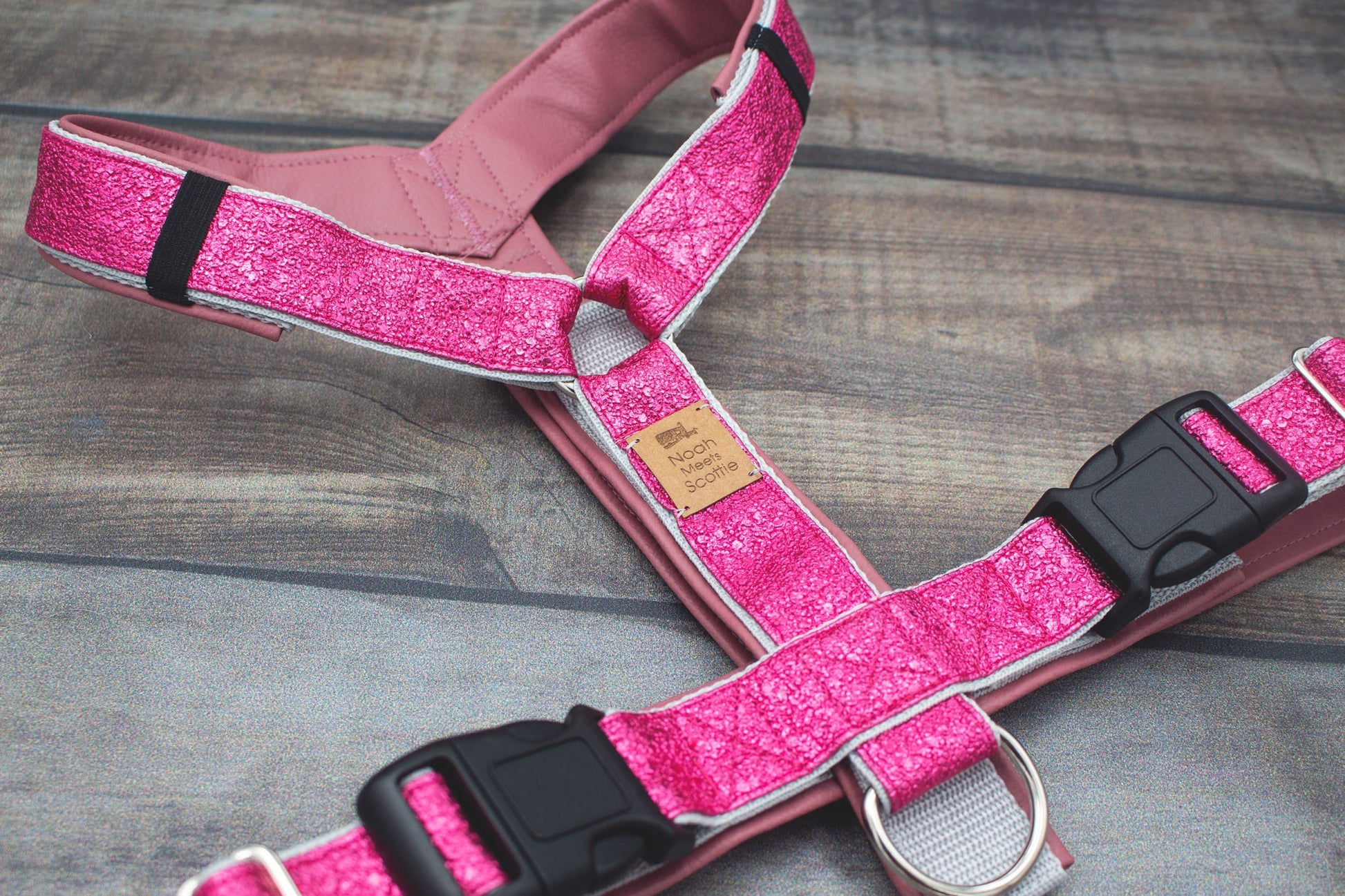 Detailansicht Hundegeschirr Pink Princess in glitzerndem Pink mit hellgrauen Akzenten und Kunstlederfütterung