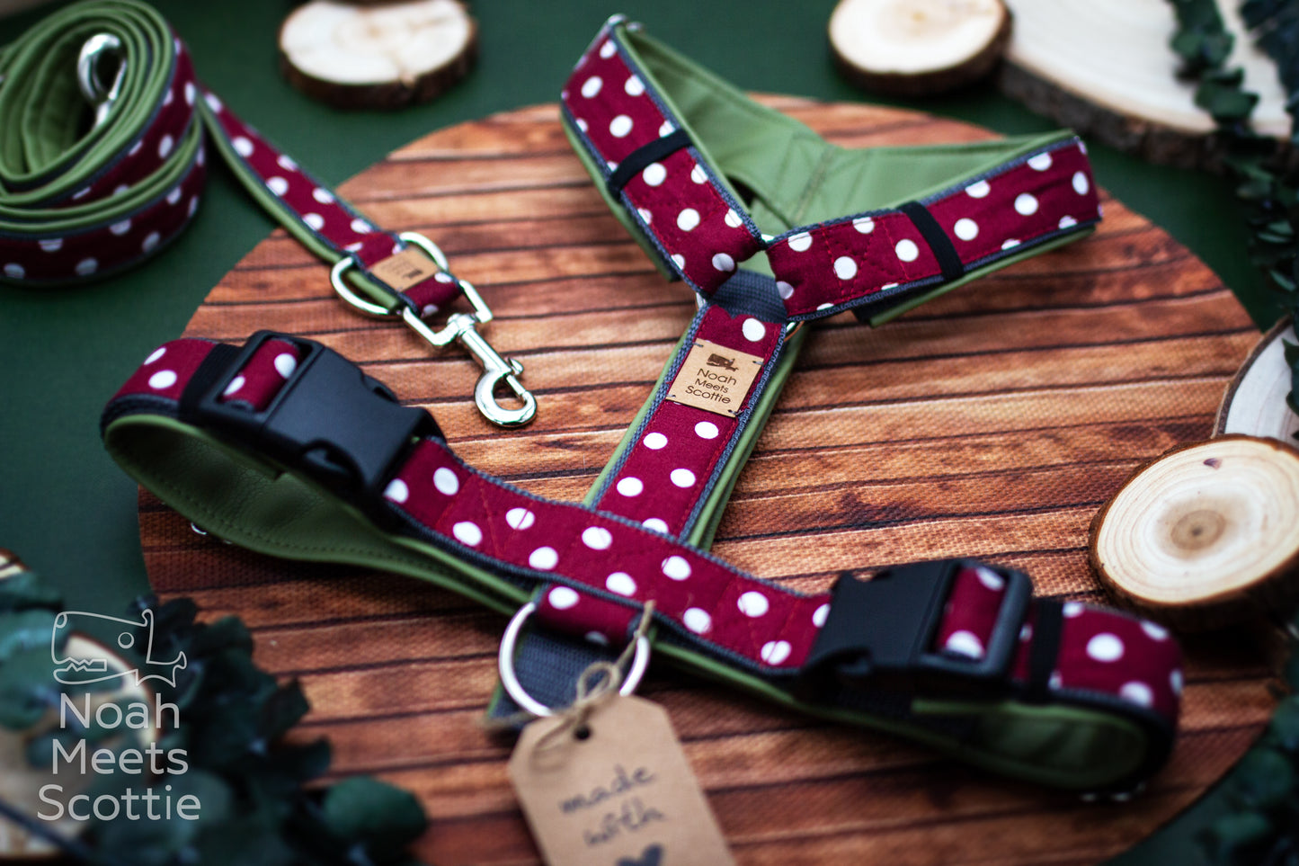 Brustgeschirr mit Retro Punkte Design in Bordeaux, Creme und Olivgrün im Vintage Stil.