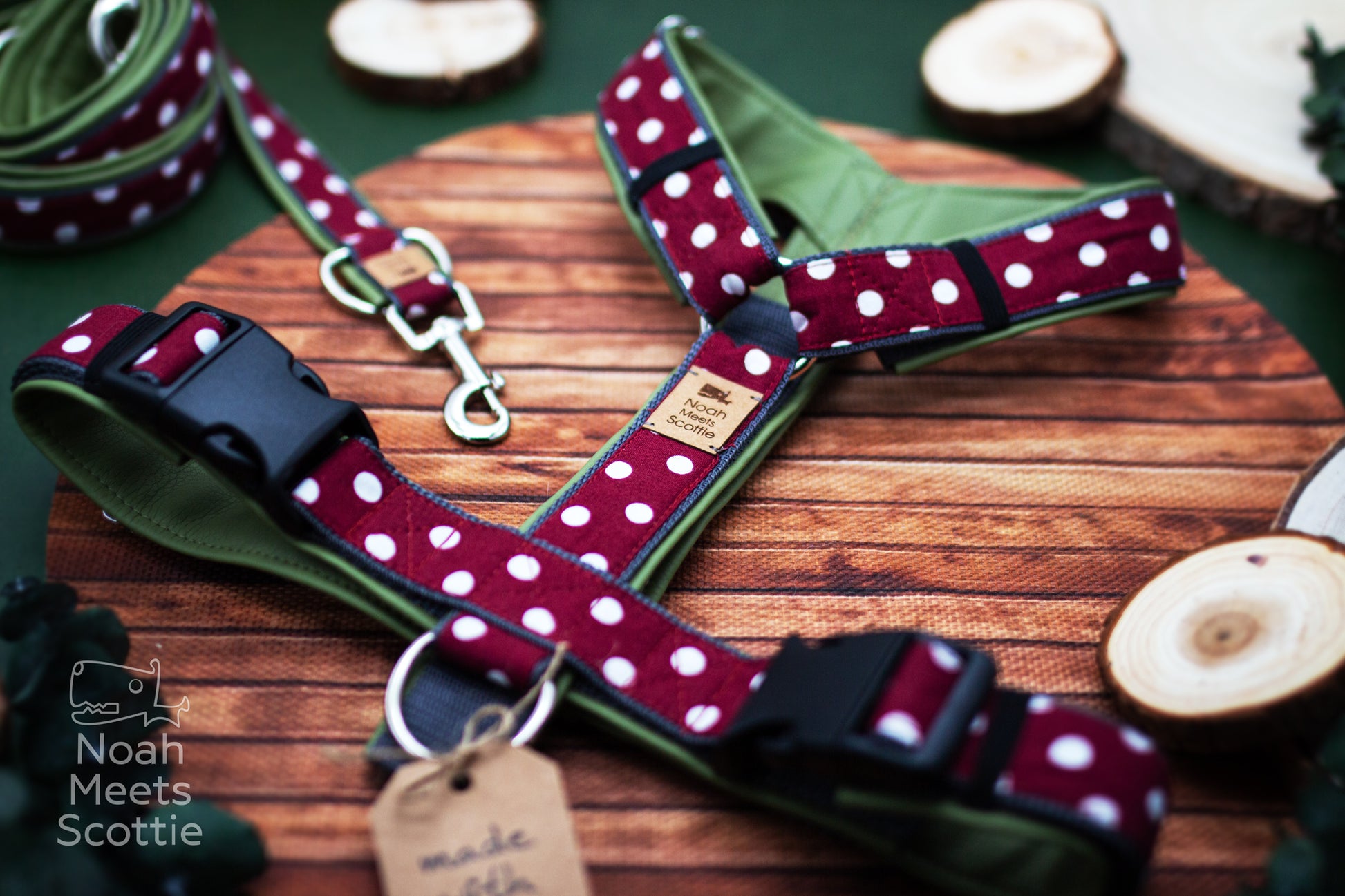 Hundegeschirr Pippa mit Punktemuster in Bordeaux und Oliv im gemütlichen Vintage Look.
