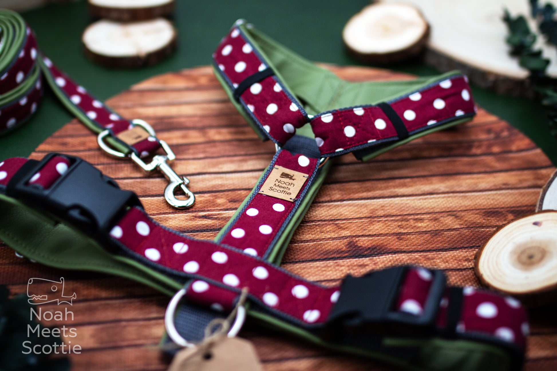 Retro Hundegeschirr mit weißen Punkten und Kunstleder-Unterseite in warmen Bordeaux und Oliv Farben.