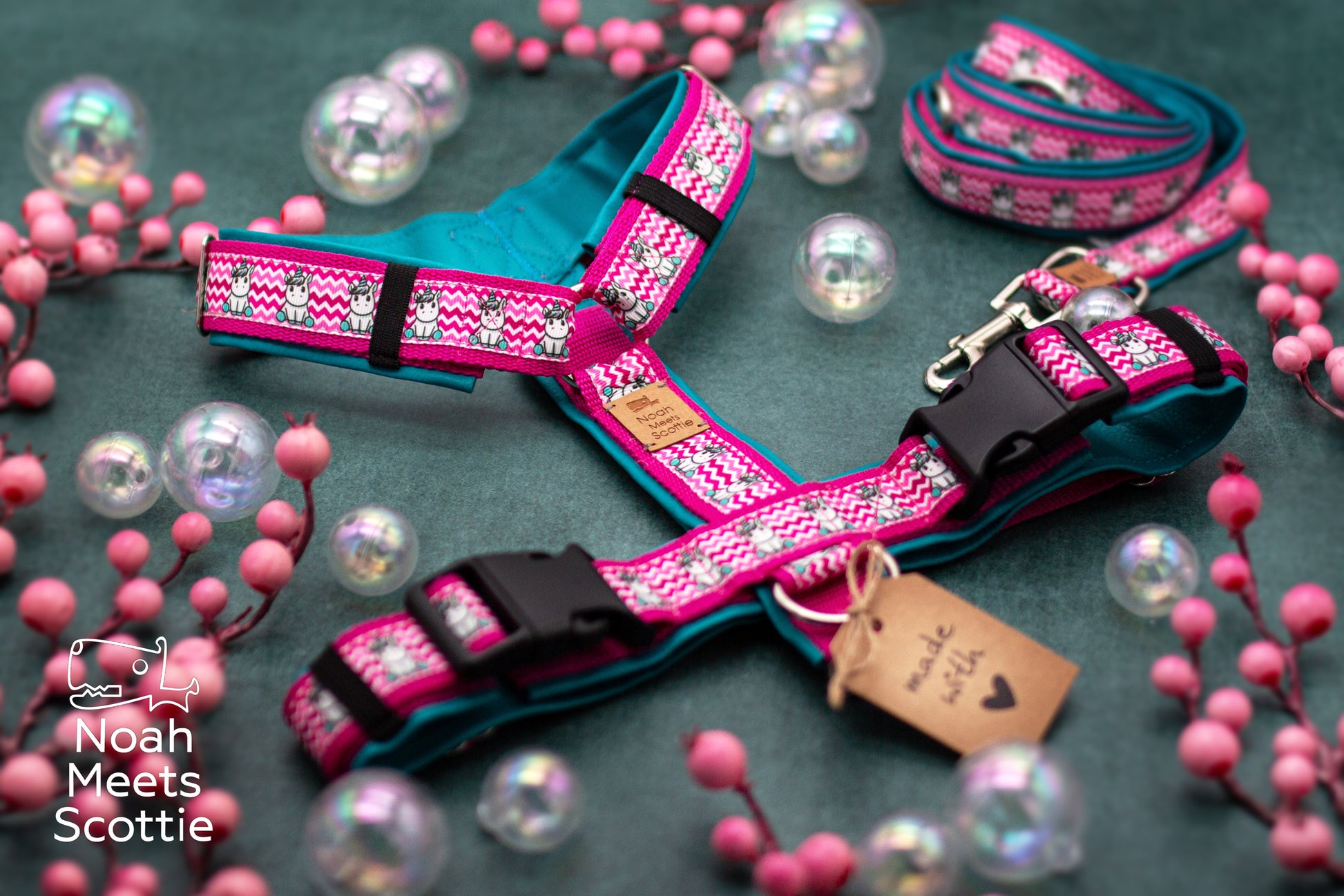 Verspieltes Hundegeschirr mit Einhorn-Motiv, Chevron-Design und türkiser Kunstlederpolsterung