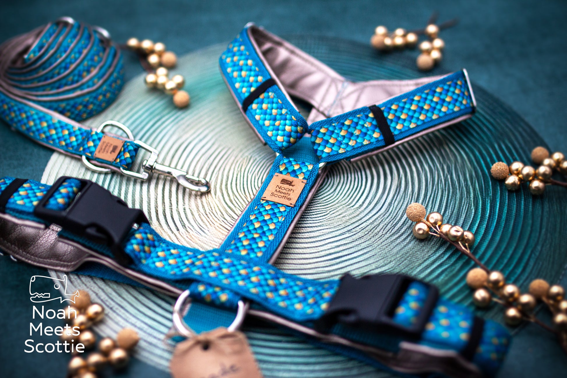 Nahaufnahme des türkis-blau-goldenen Schuppenmusters des Hundegeschirrs Poseidon.